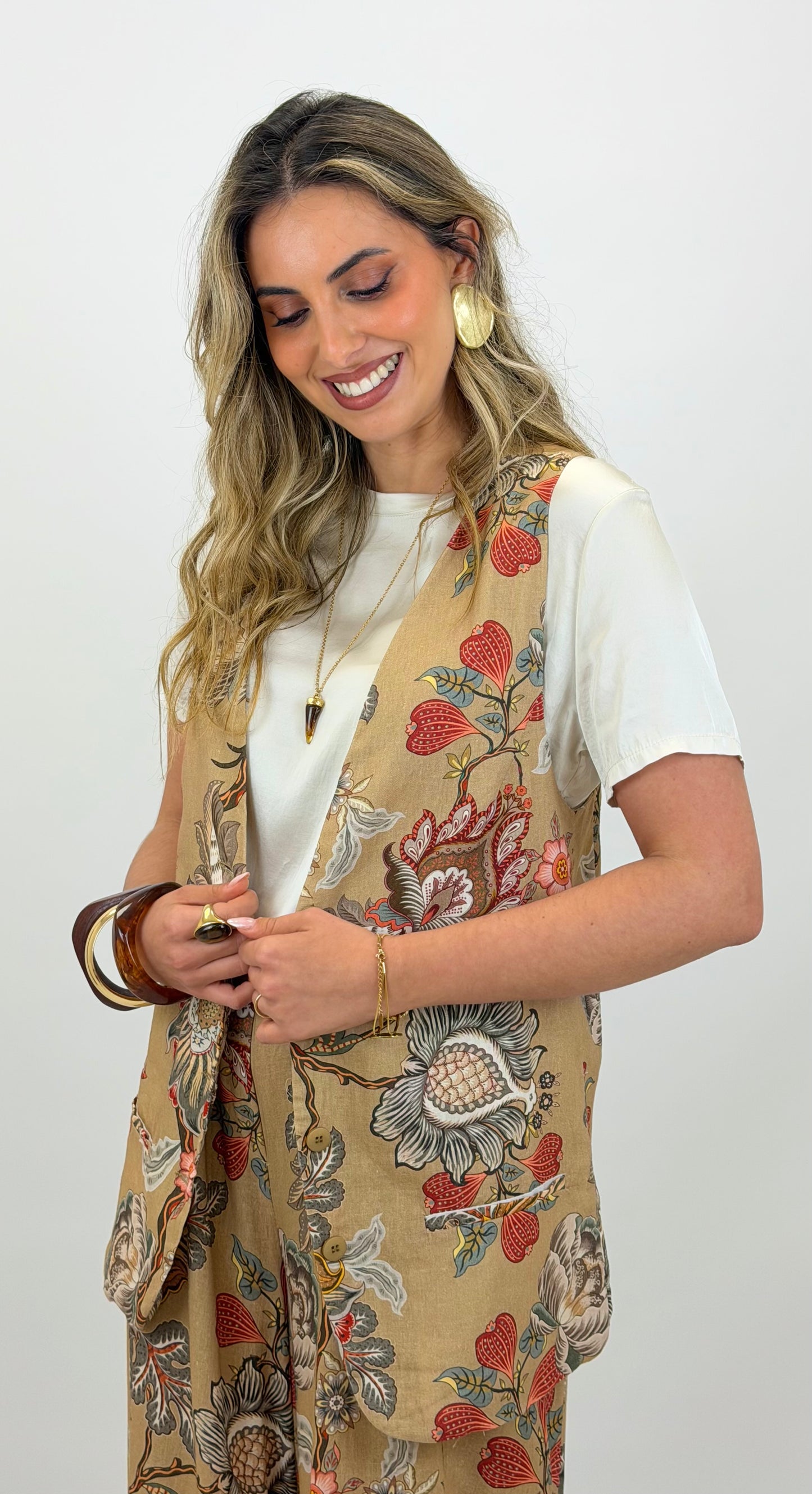 Conjunto colete e calça estampado fundo bege
