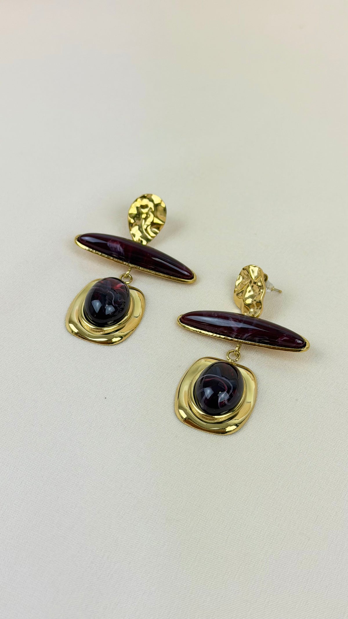 Brincos pendentes aço dourado e pedras bordeaux