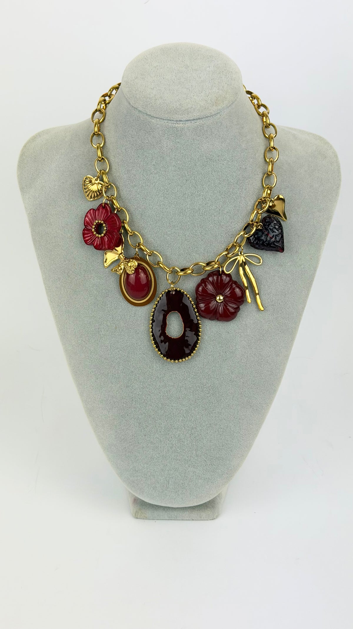 Colar aço dourado com pendentes tons bordeaux