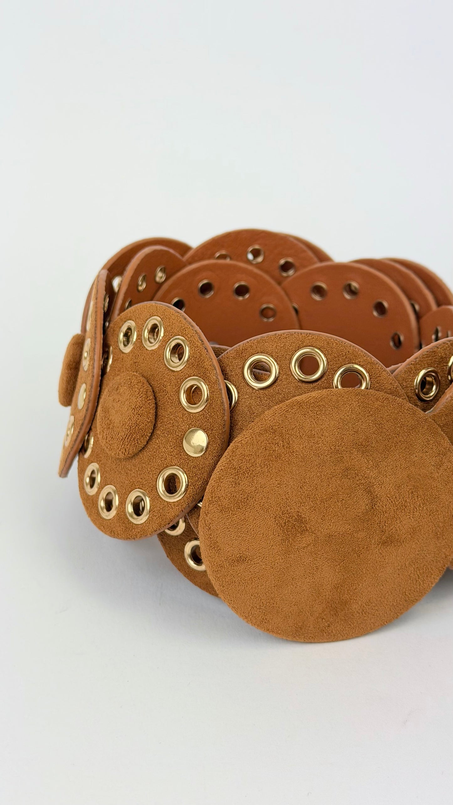 Cinto estilo camurça camel com detalhes dourados