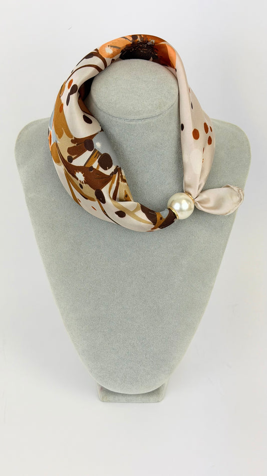Lenço bege com estampado floral terracotta e castanho