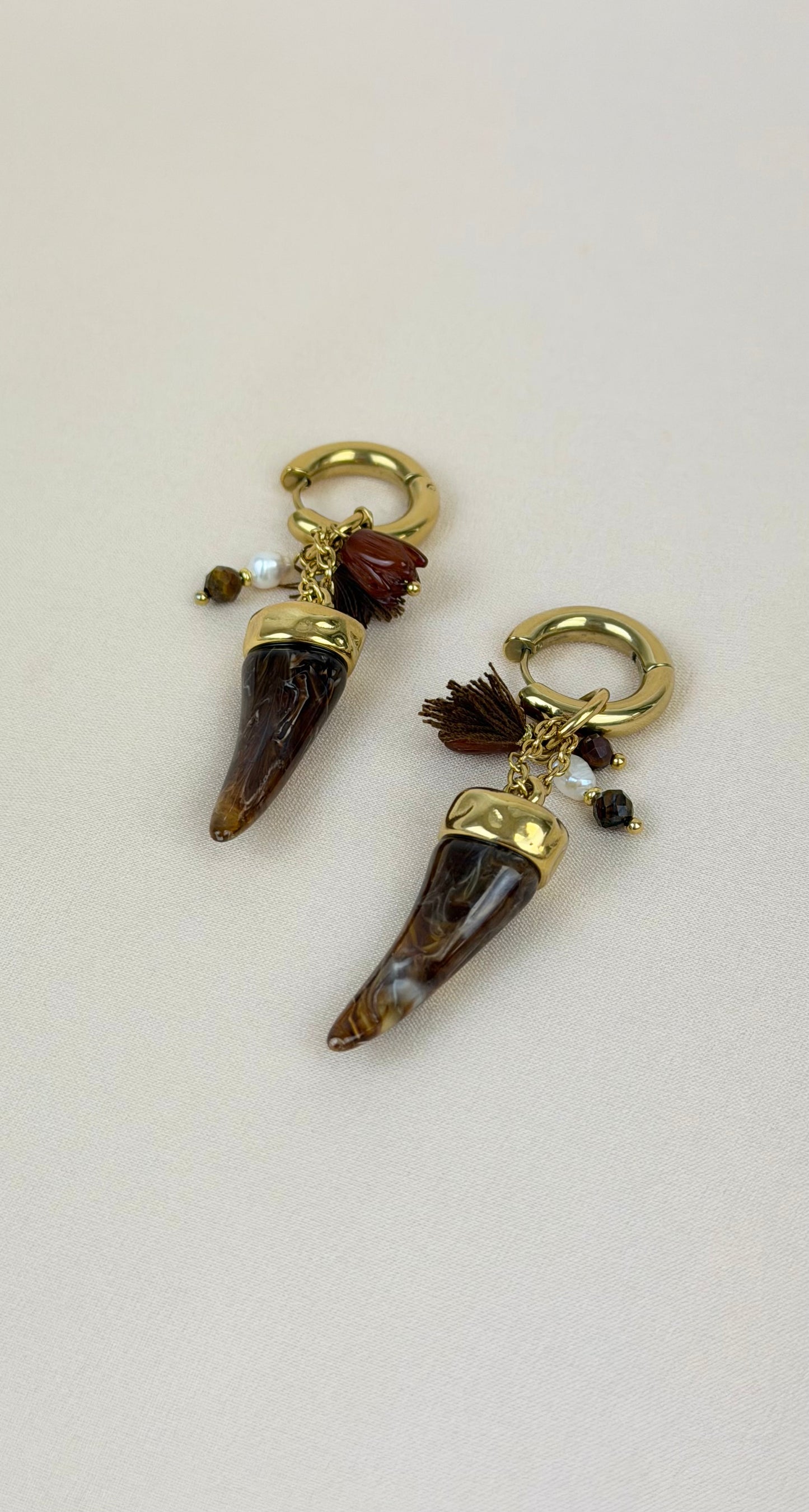 Brincos aço dourado com pendentes castanhos