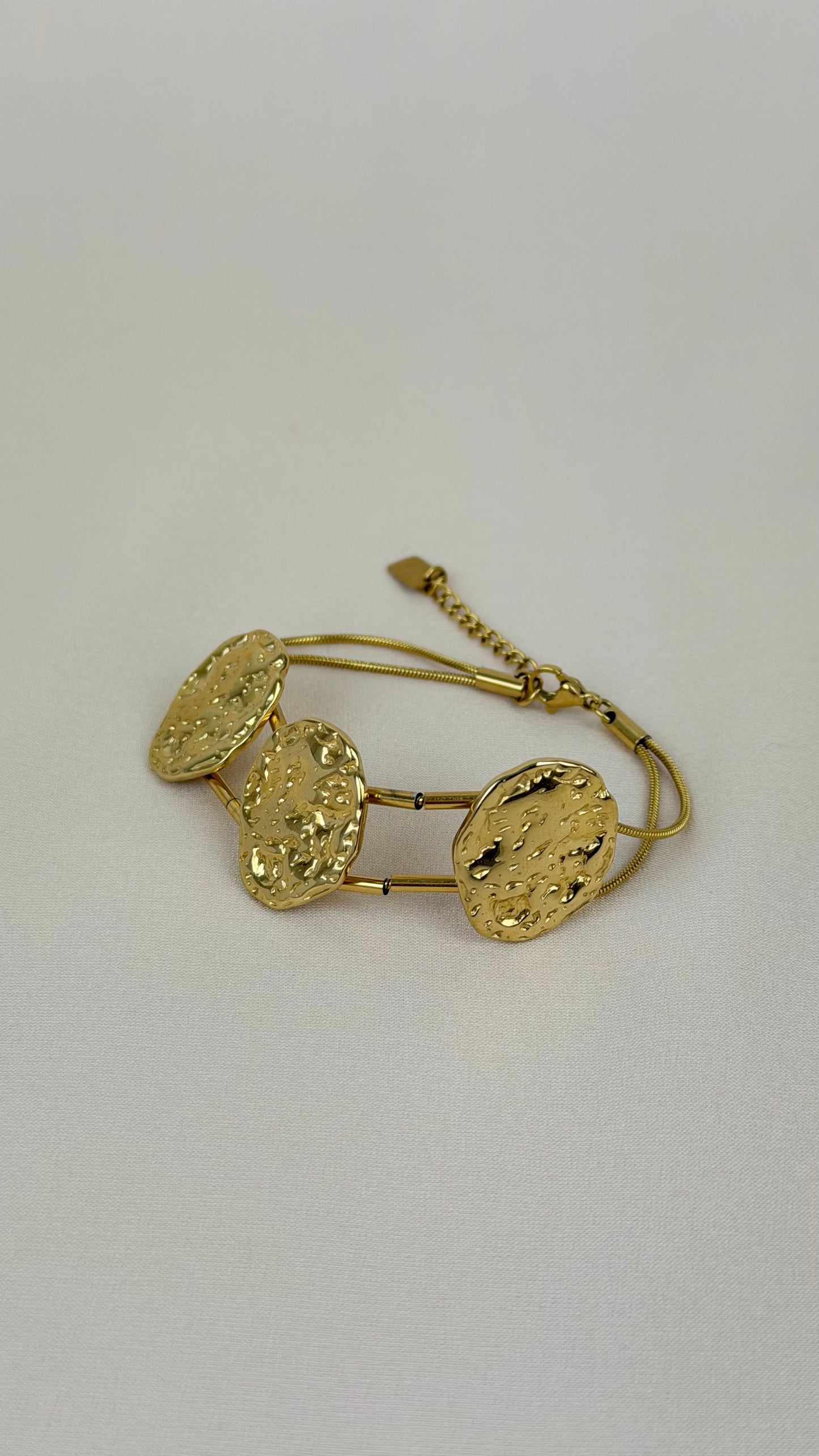 Pulseira tachas douradas