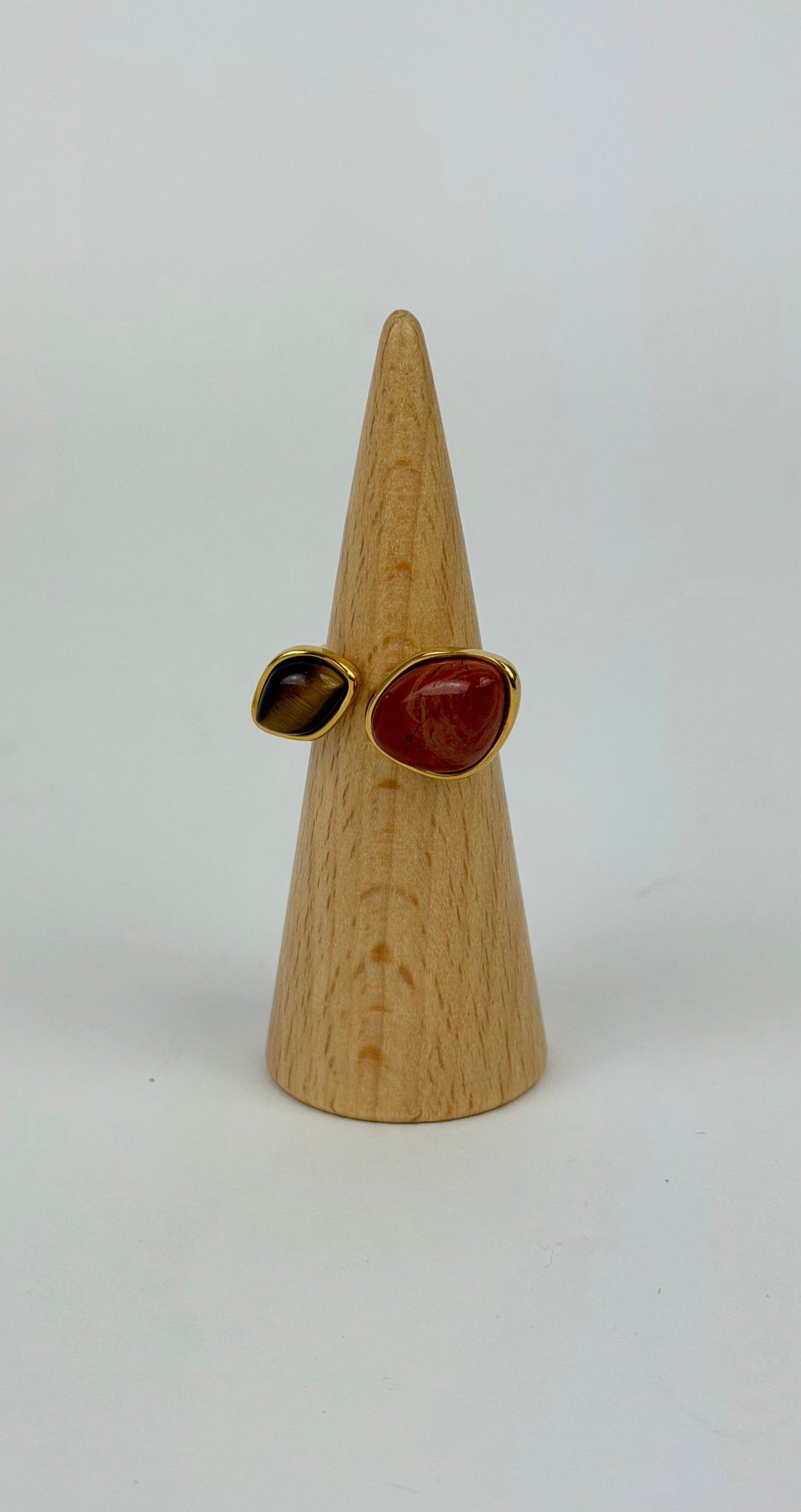 Anel aço dourado pedra telha e castanha