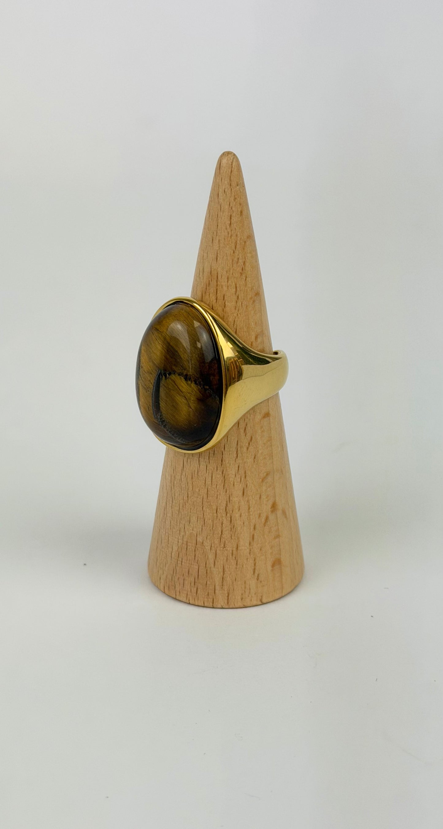 Anel aço dourado com pedra castanha