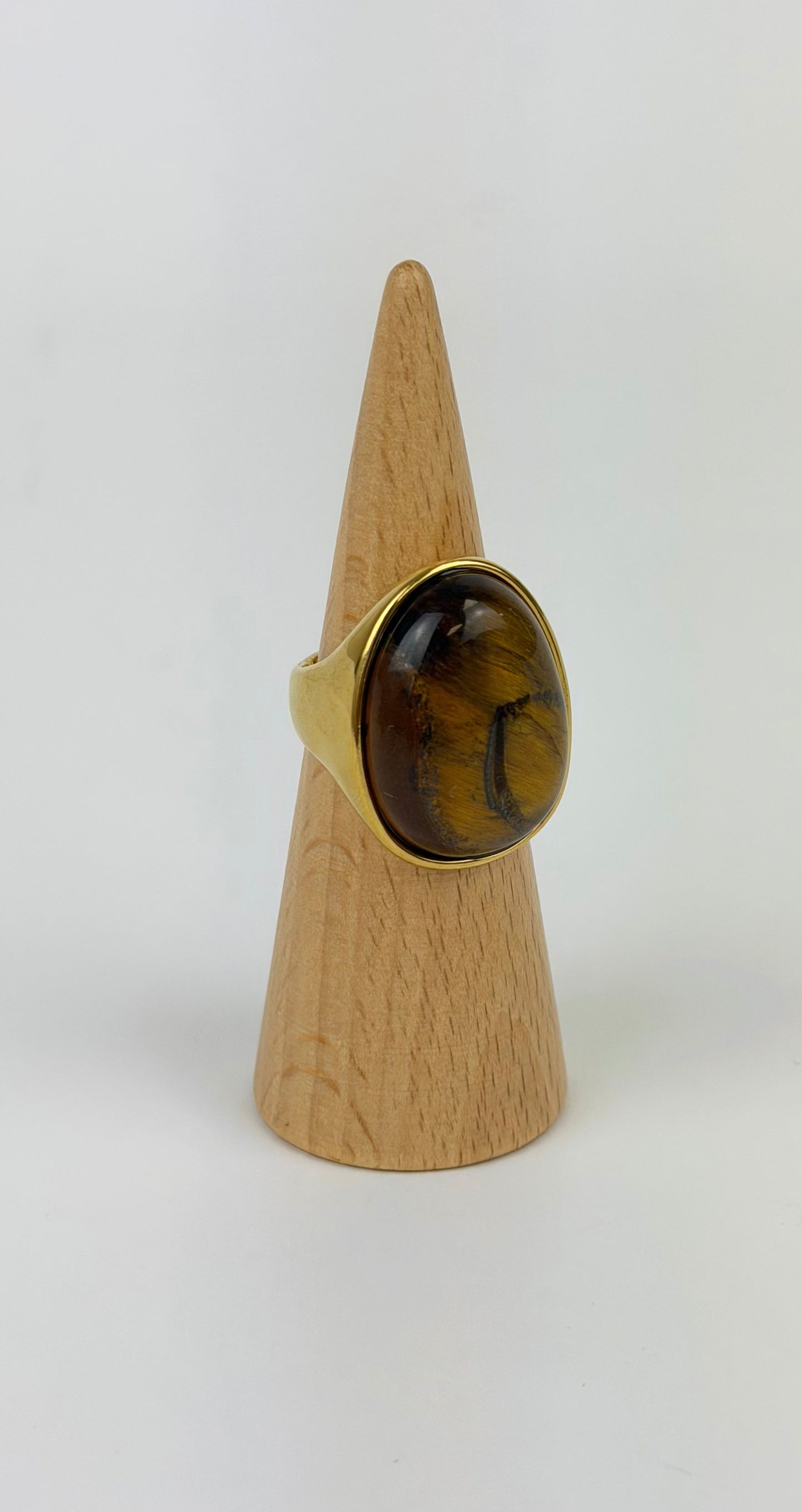 Anel aço dourado com pedra castanha