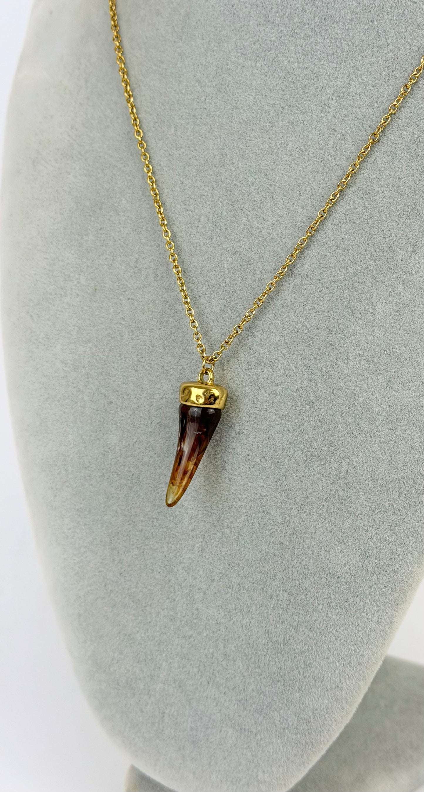 Fio aço dourado com pendente castanho