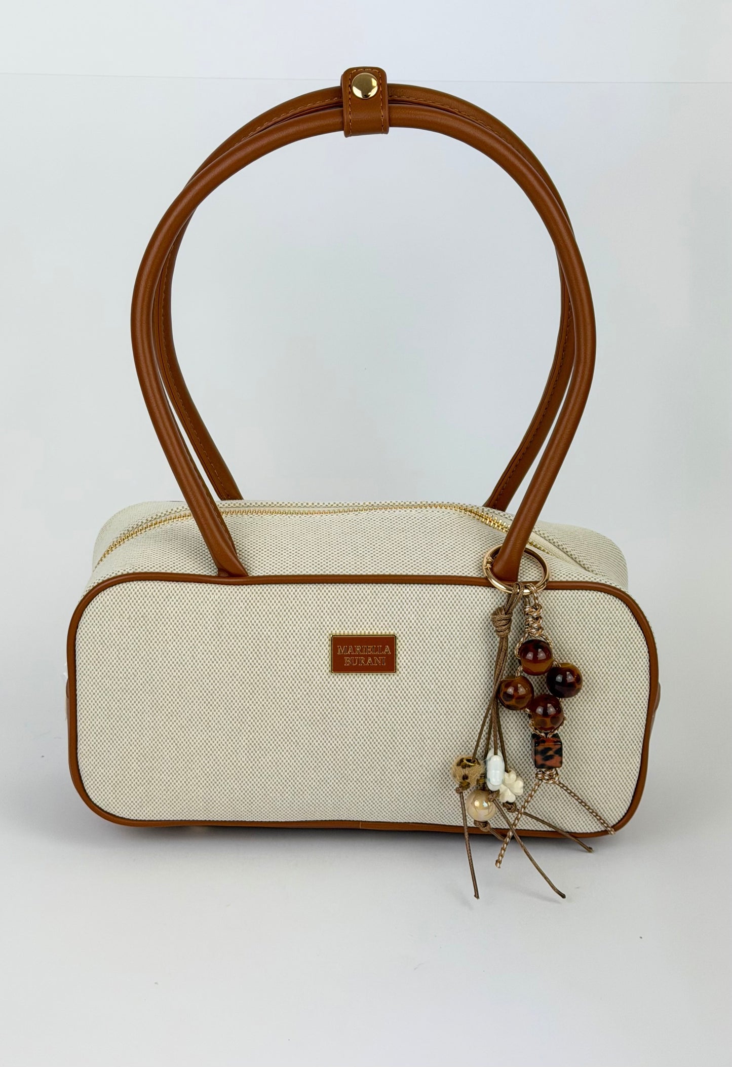 Mala rectângular bege com detalhes camel