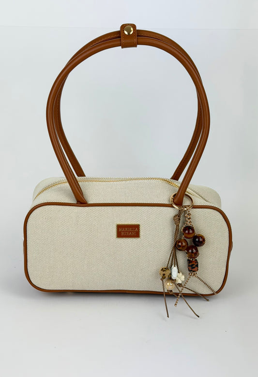 Mala rectângular bege com detalhes camel