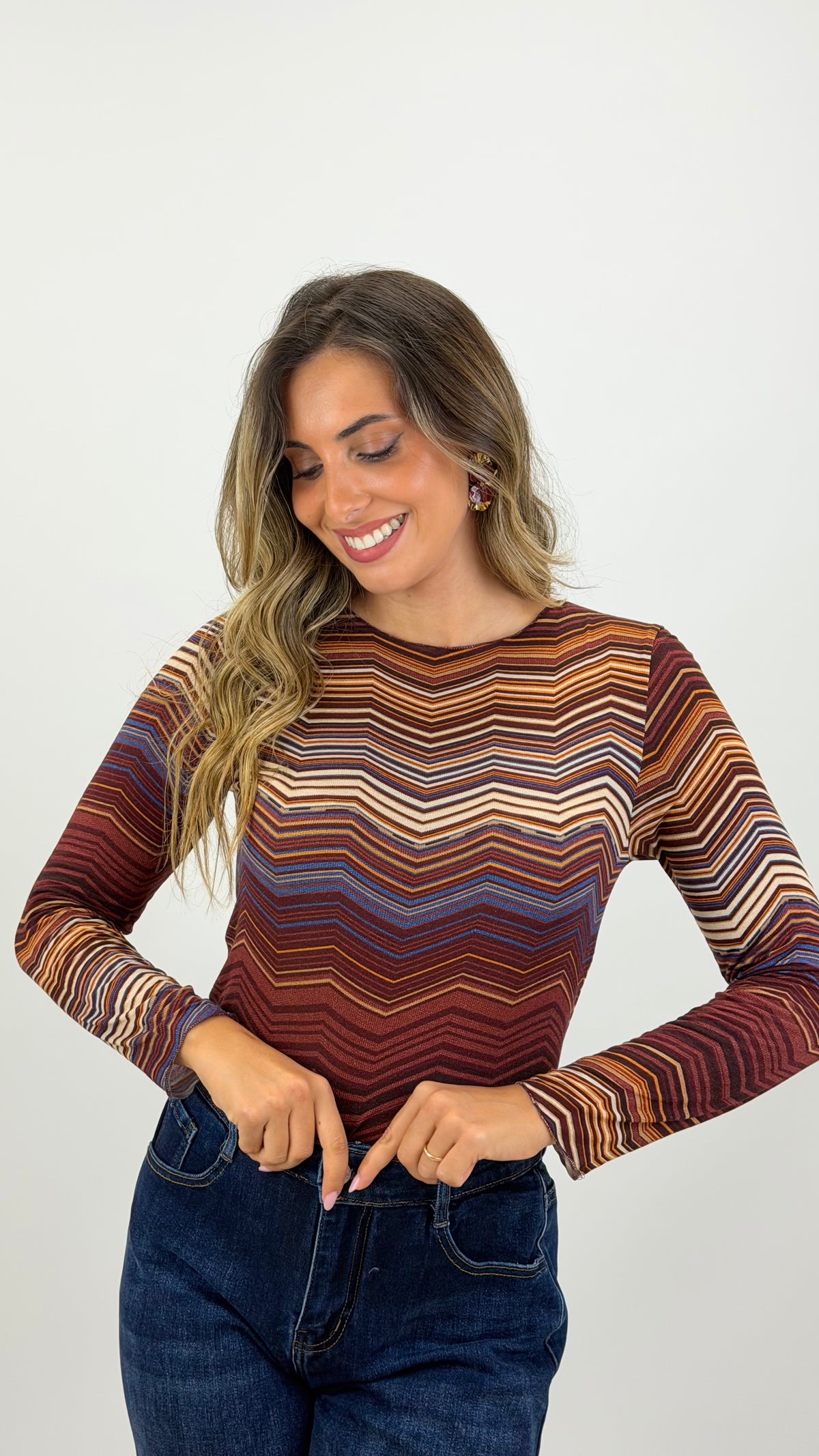 Blusa malha fina e macia zig-zag tons bordeaux