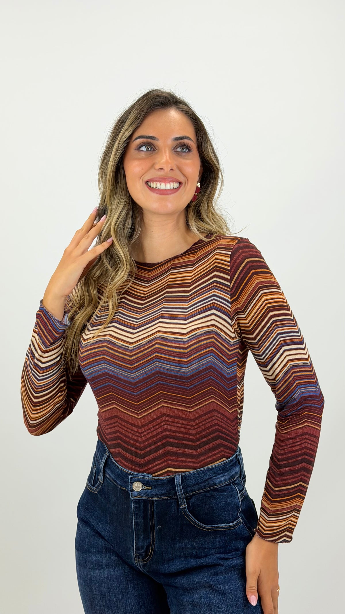 Blusa malha fina e macia zig-zag tons bordeaux