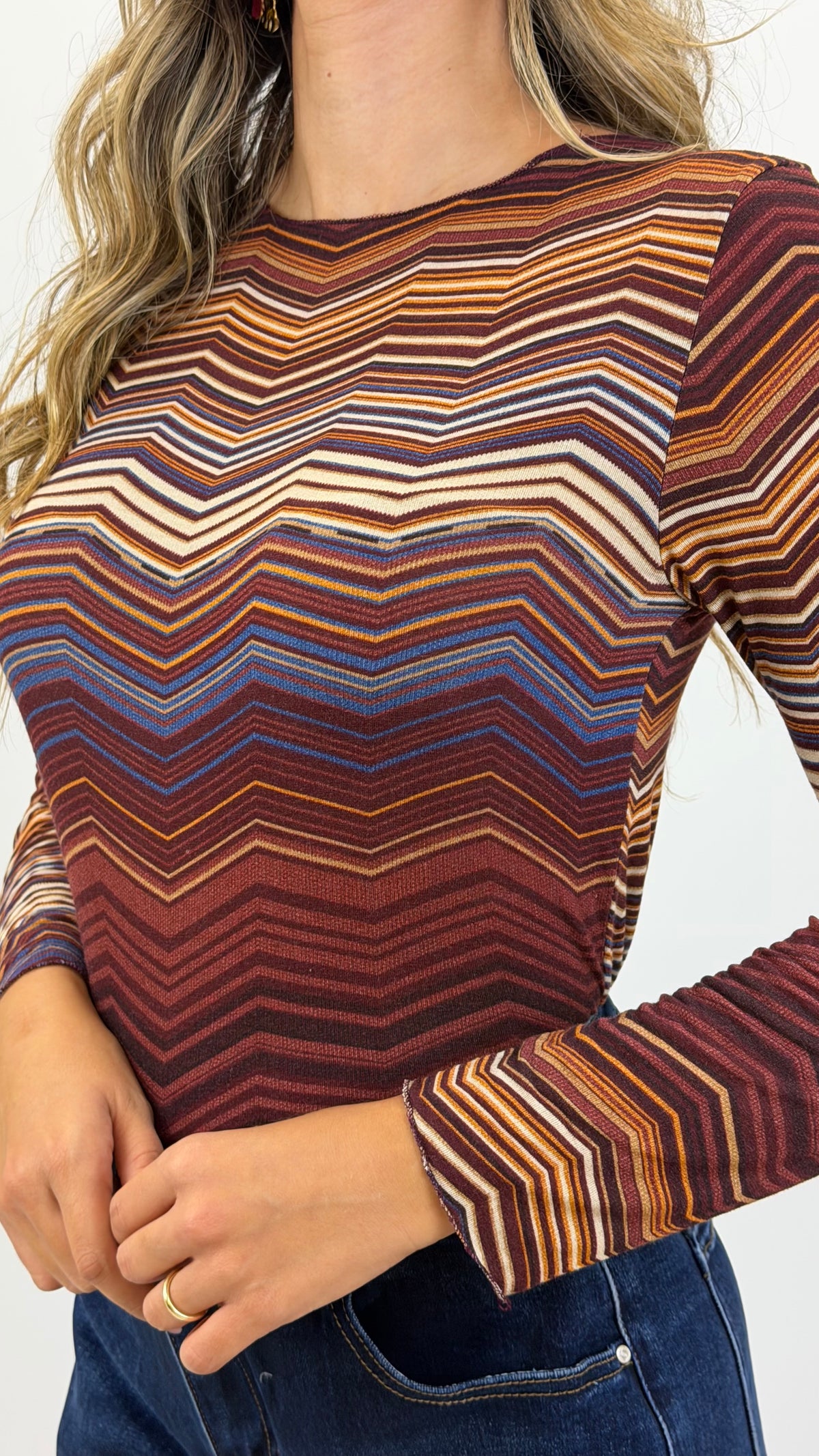 Blusa malha fina e macia zig-zag tons bordeaux