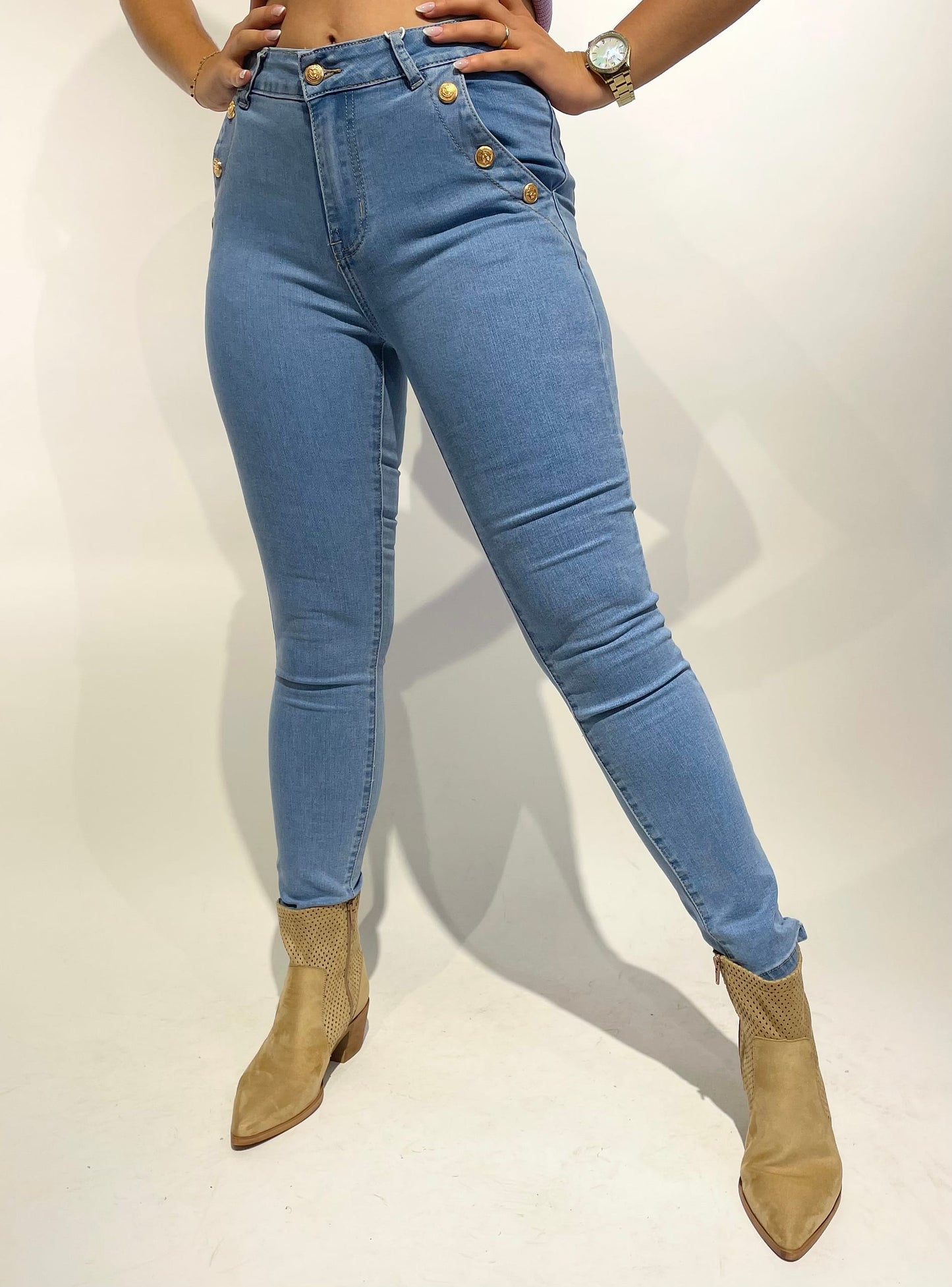 Calças ganga skinny com botões dourados