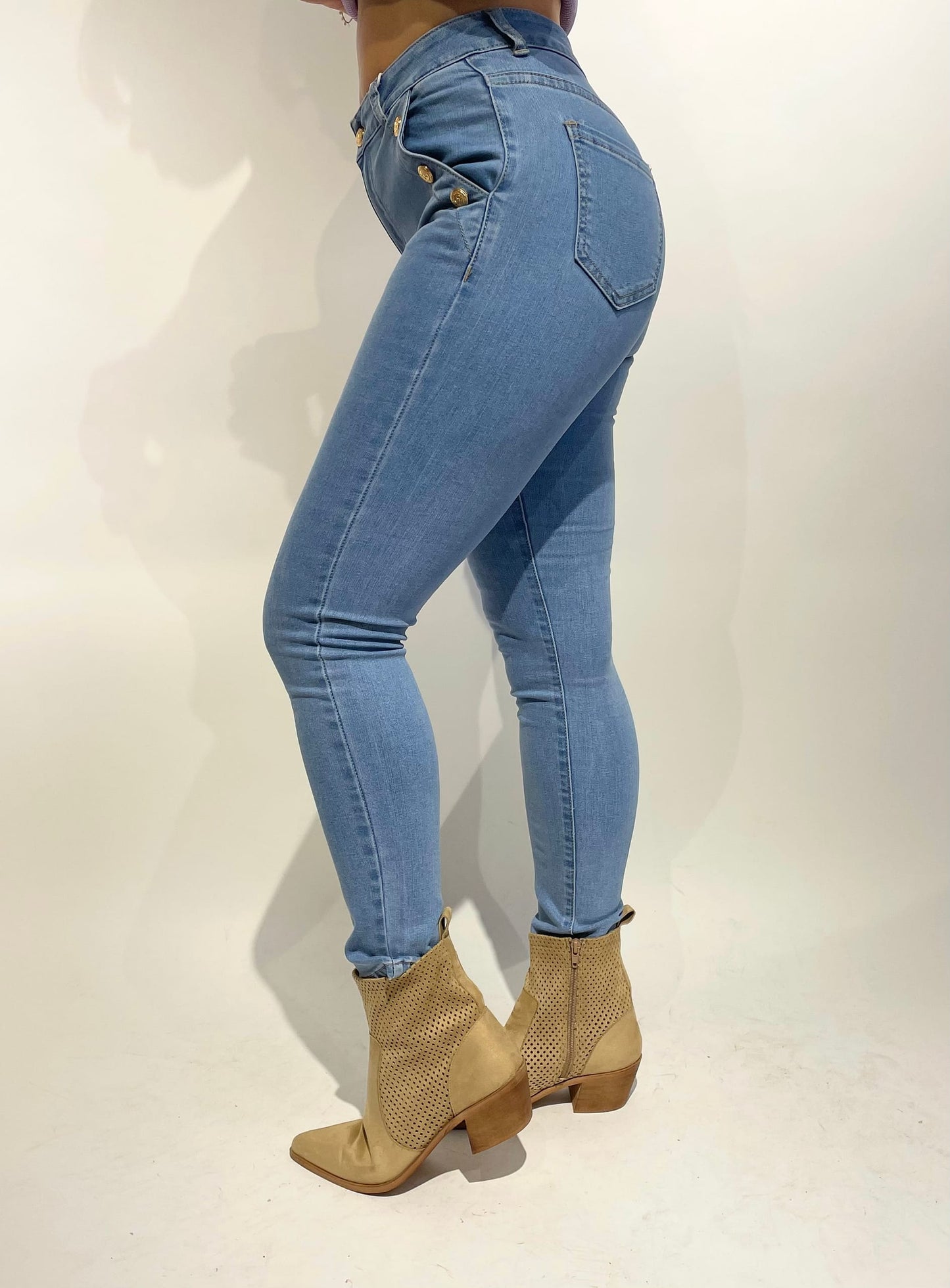Calças ganga skinny com botões dourados
