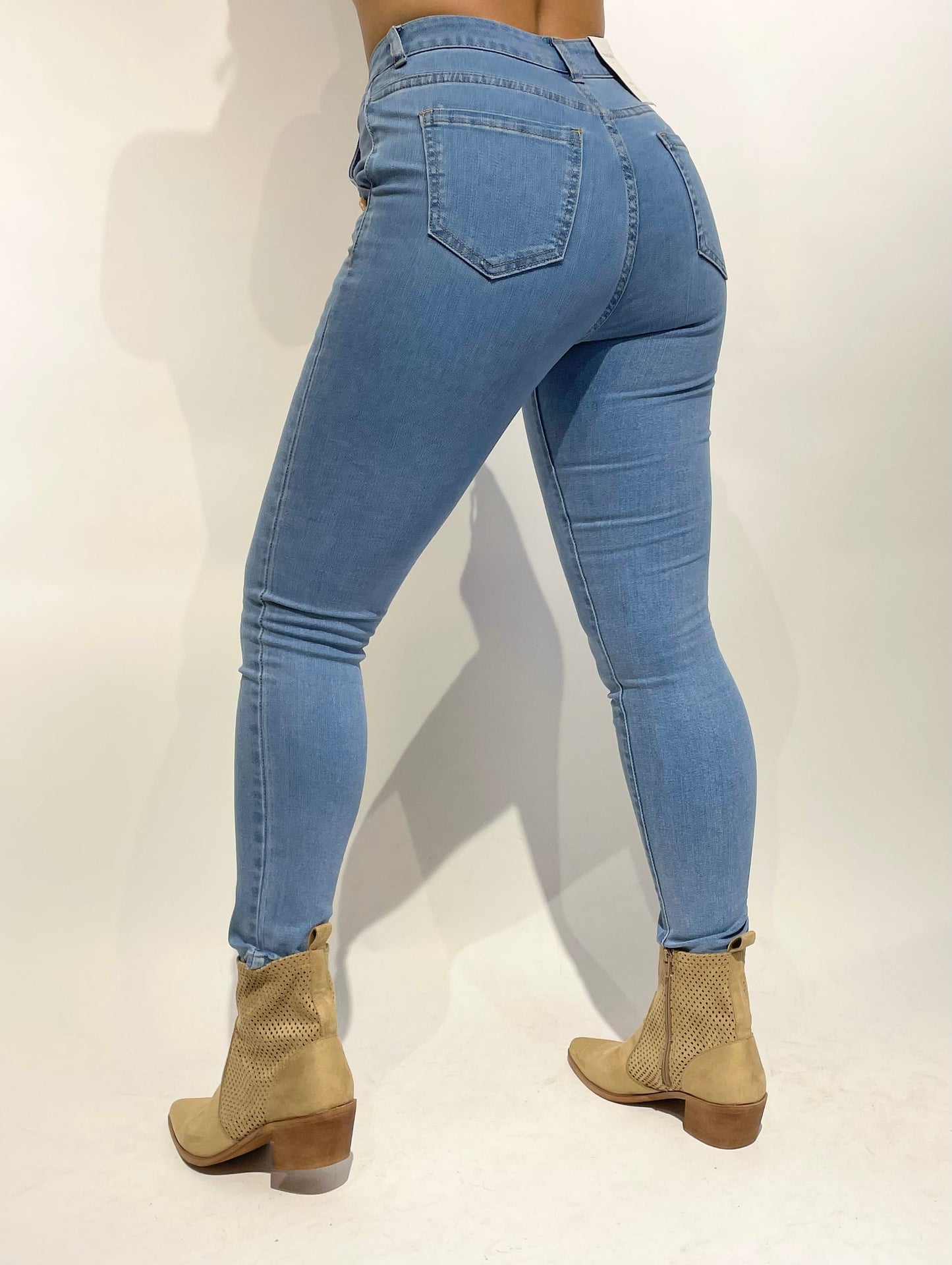 Calças ganga skinny com botões dourados