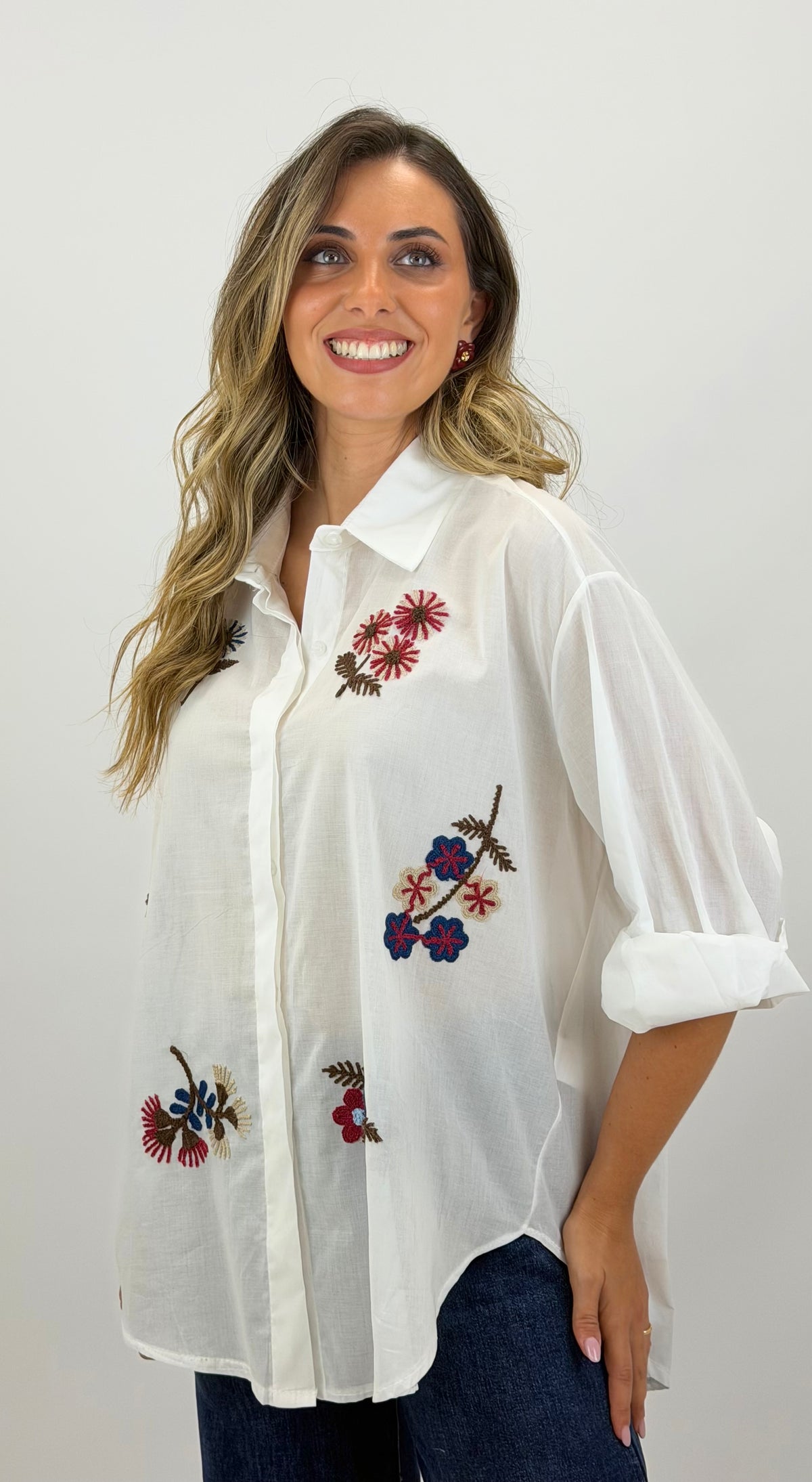 Camisa branca flores bordadas azul e bordeaux