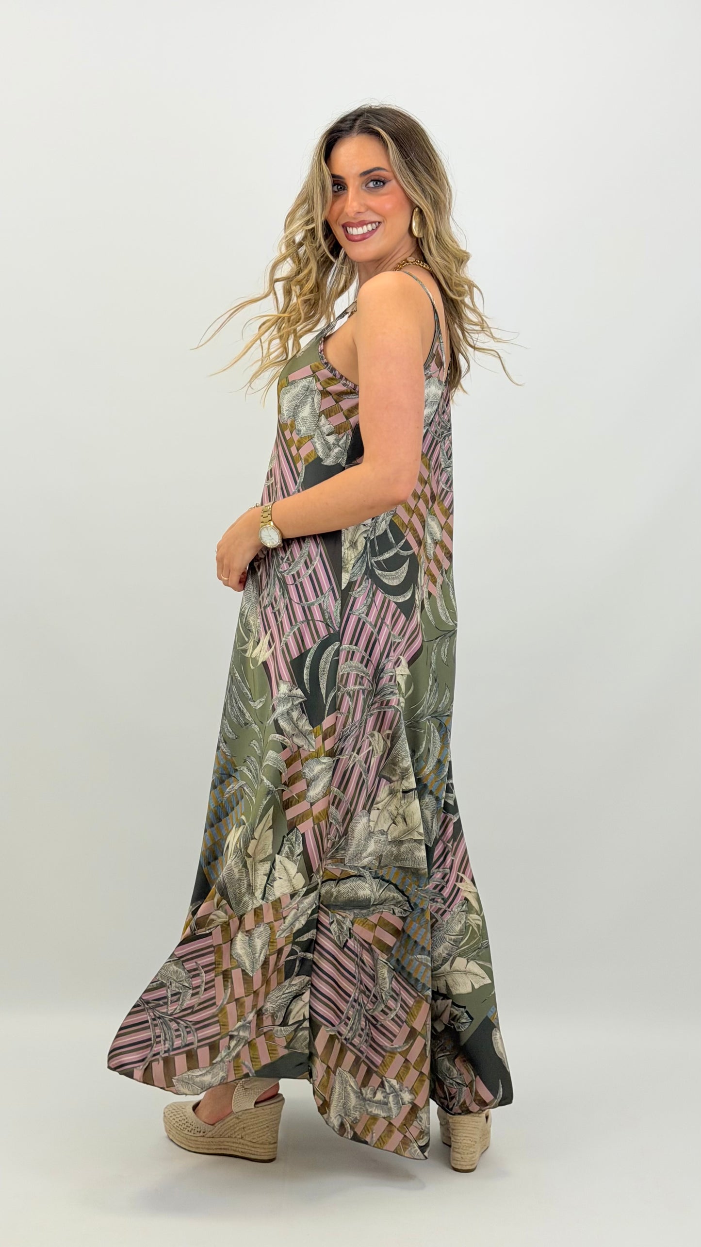 Vestido alças fundo verde estampado floral