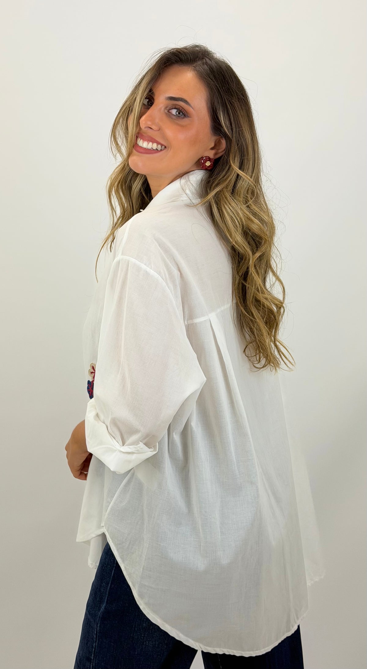 Camisa branca flores bordadas azul e bordeaux