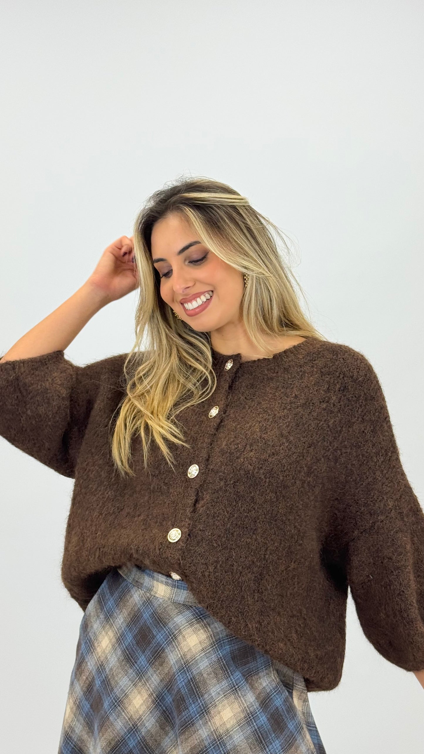 Casaco/camisola malha castanha fofa com botões dourados