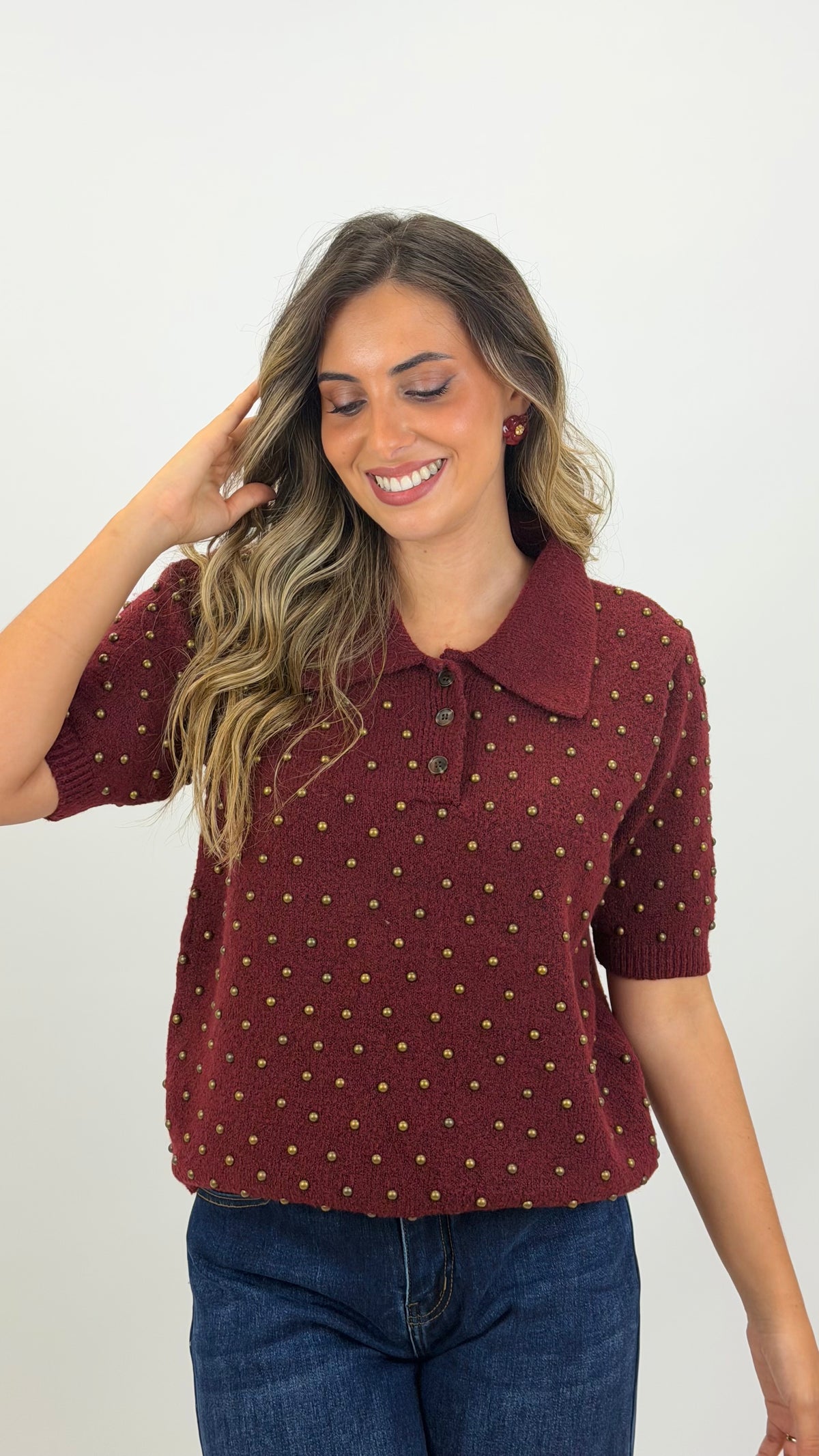 Polo malha fofa com tachas bordeaux