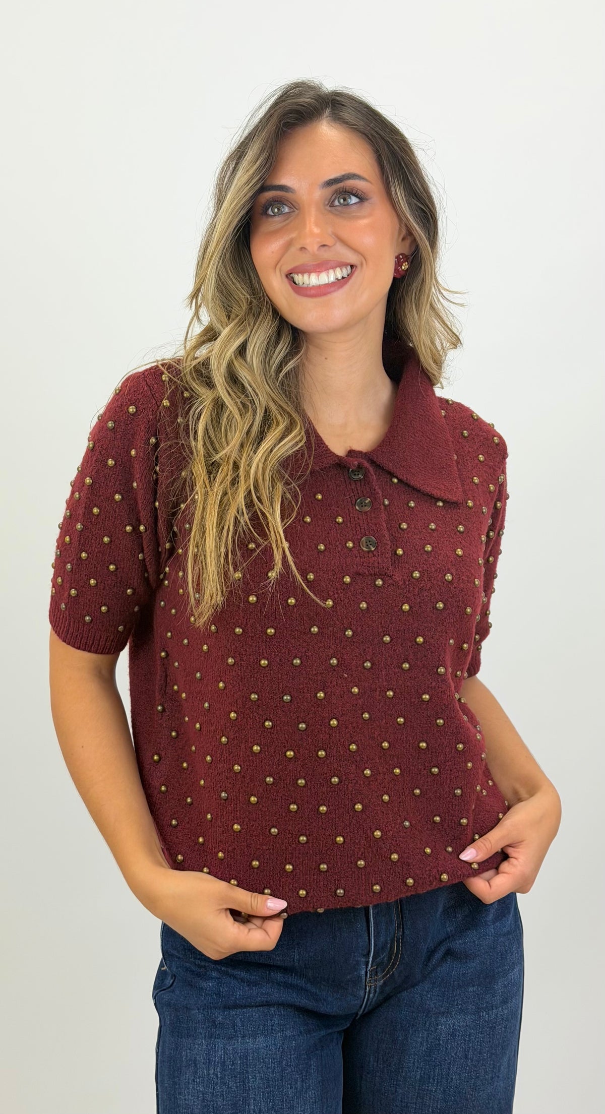 Polo malha fofa com tachas bordeaux