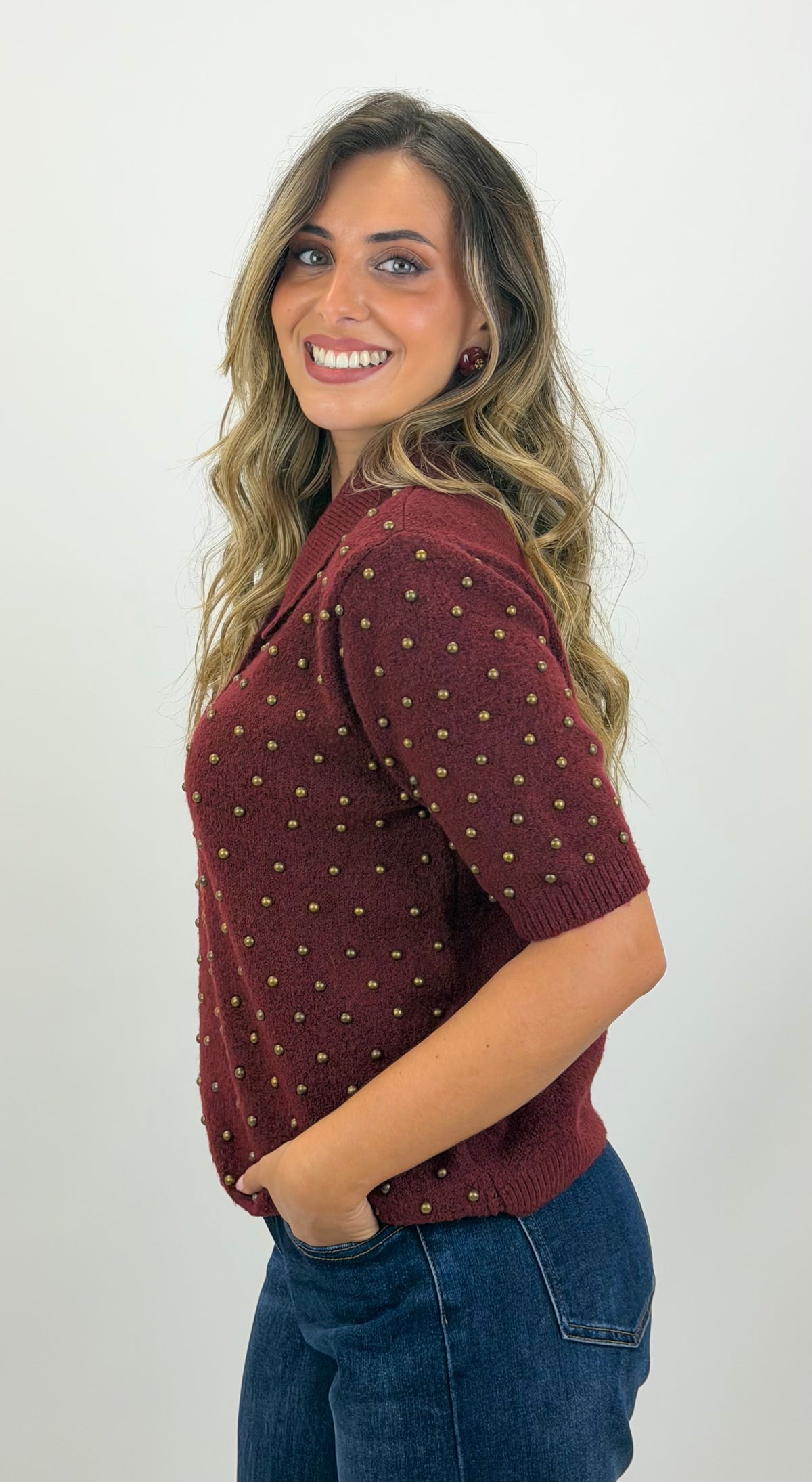 Polo malha fofa com tachas bordeaux