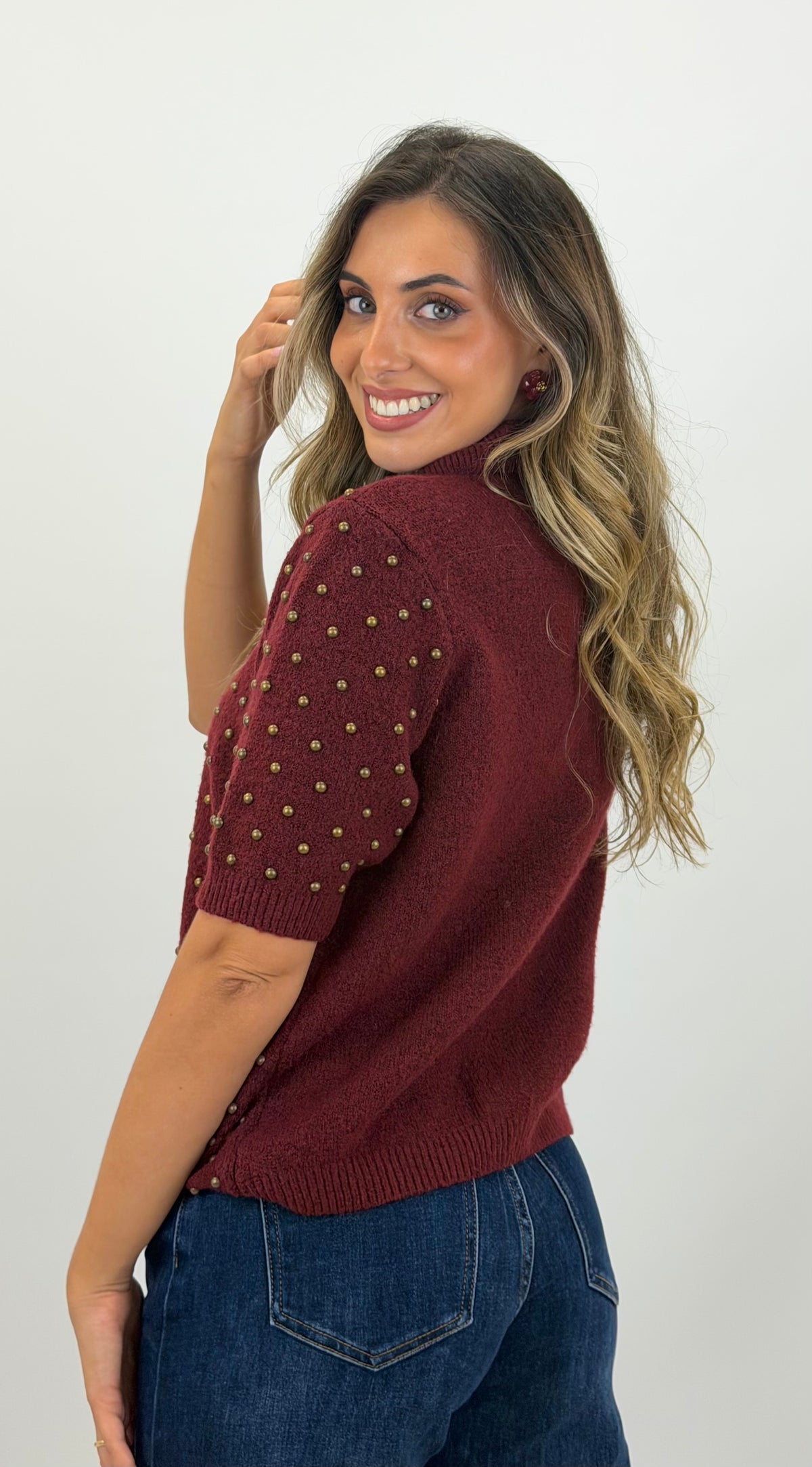 Polo malha fofa com tachas bordeaux