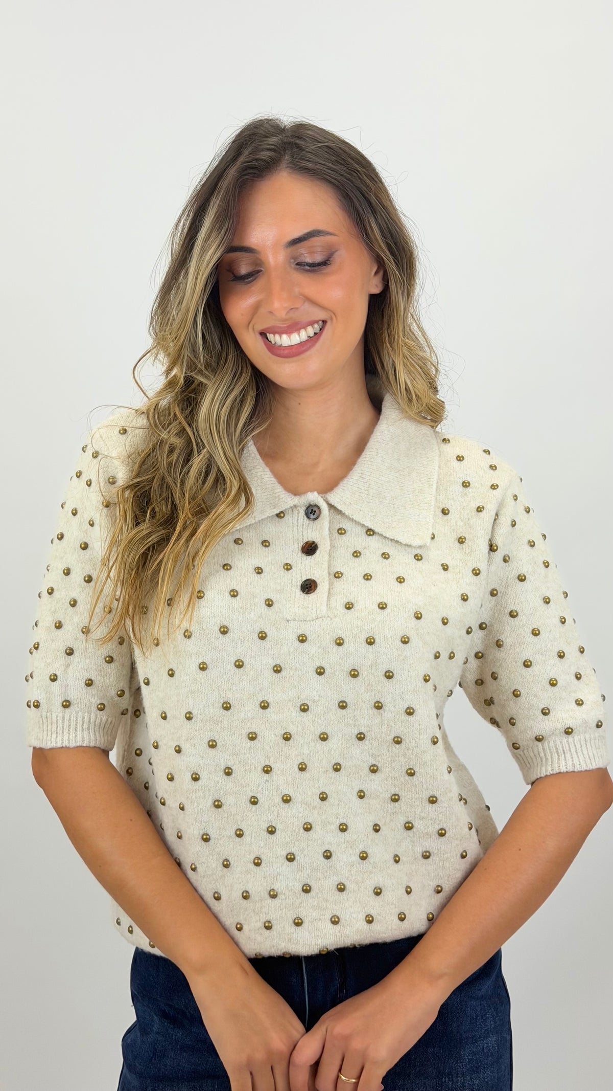 Polo malha fofa com tachas pérola