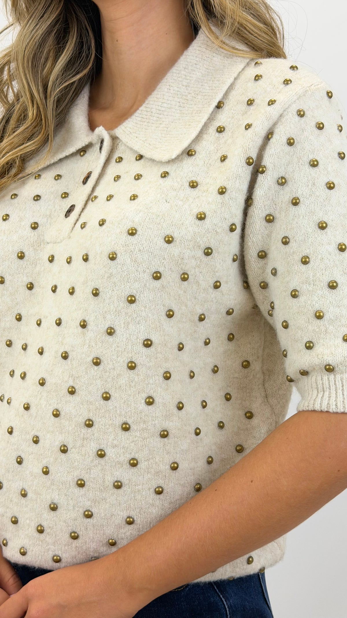Polo malha fofa com tachas pérola