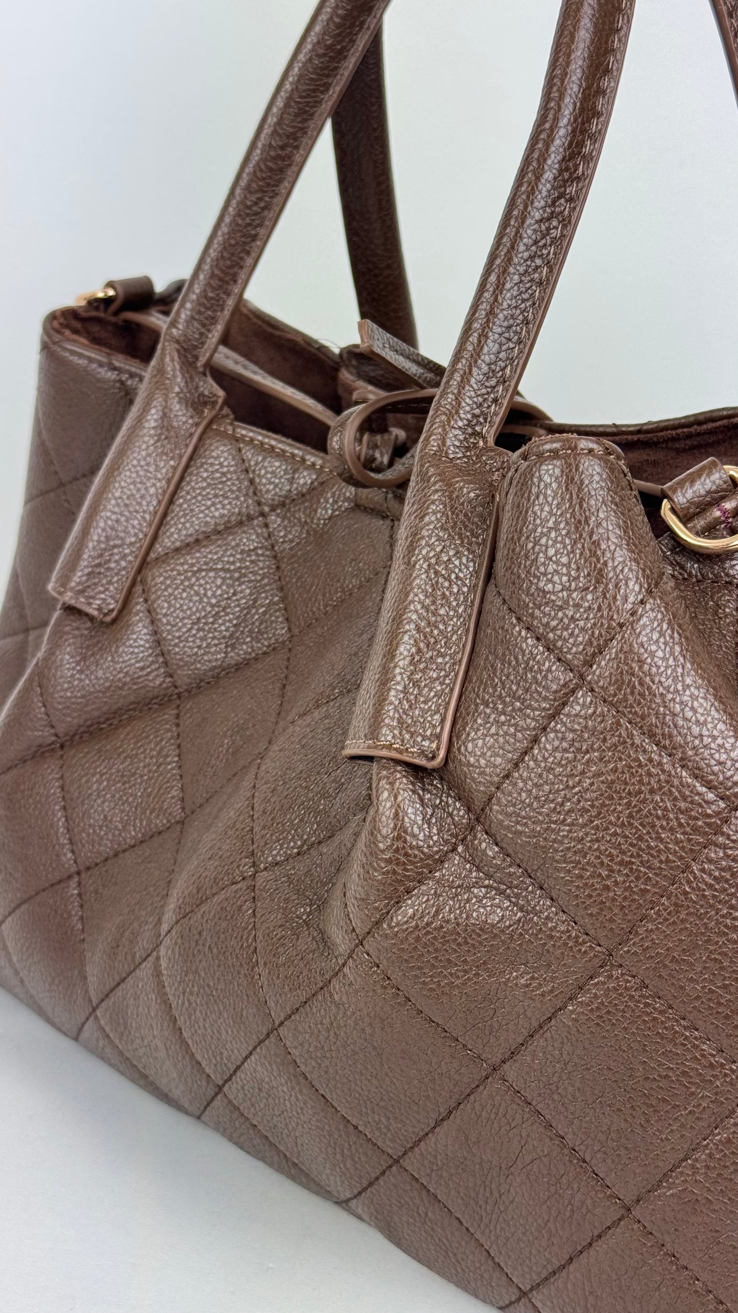 Carteira eco-pele castanho efeito acolchoado