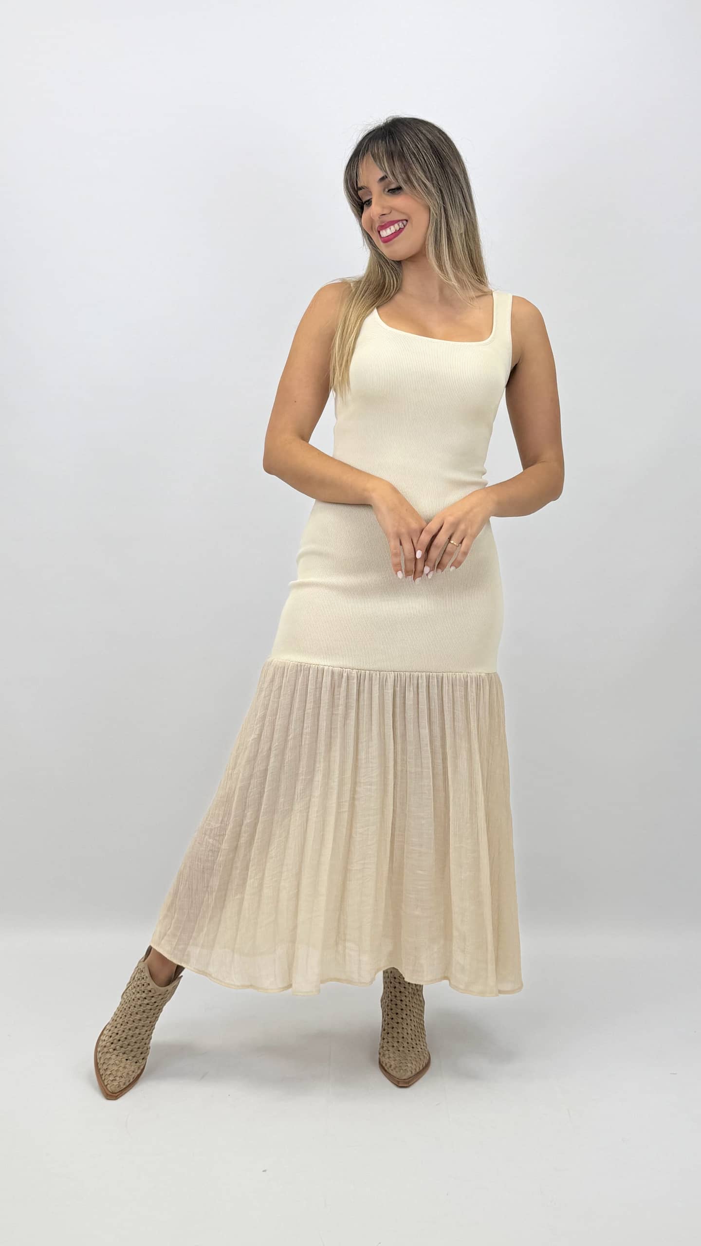 Vestido cavado malha bege com folho