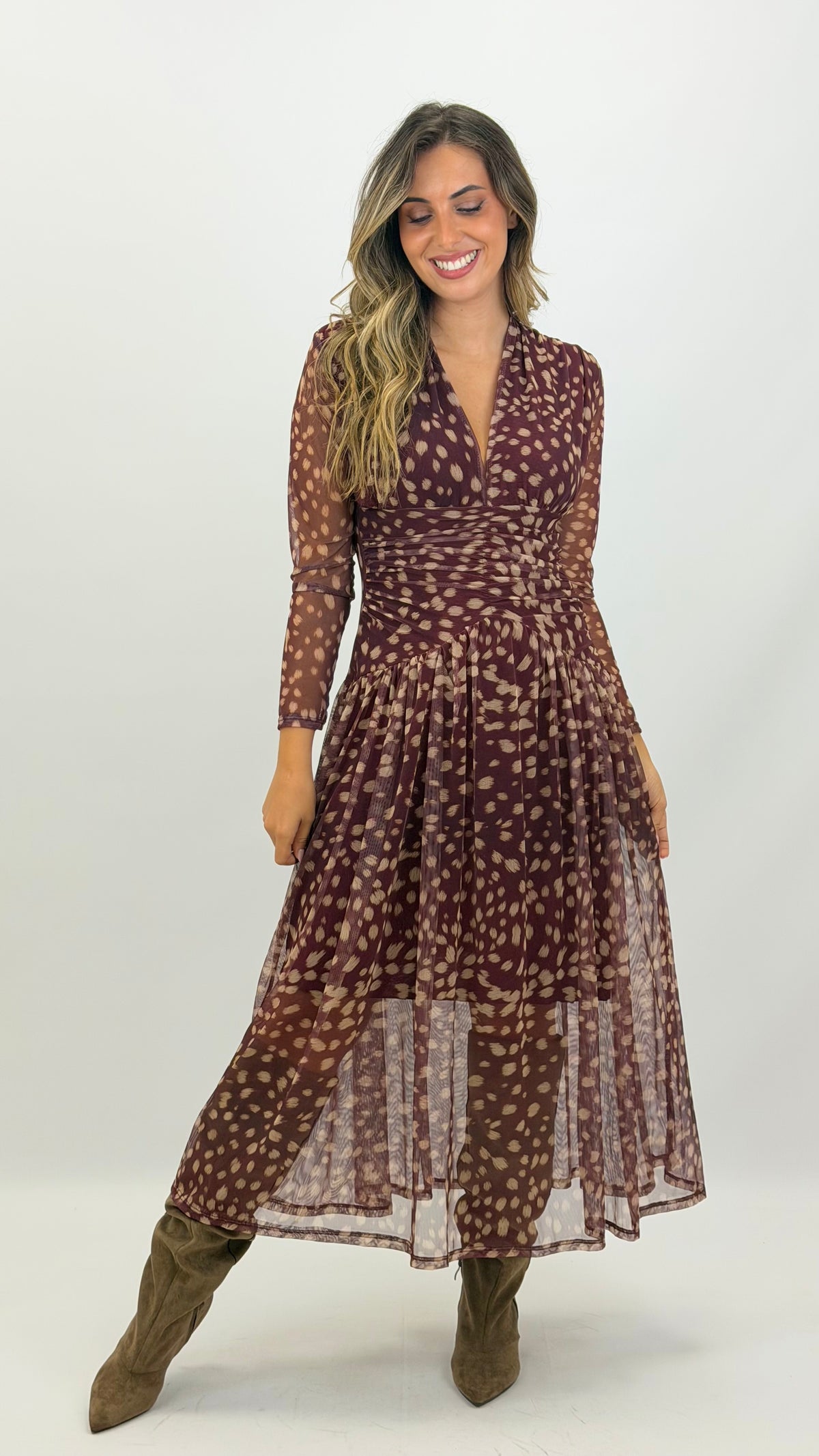 Vestido midi tecido elástico drapeado fundo bordeaux