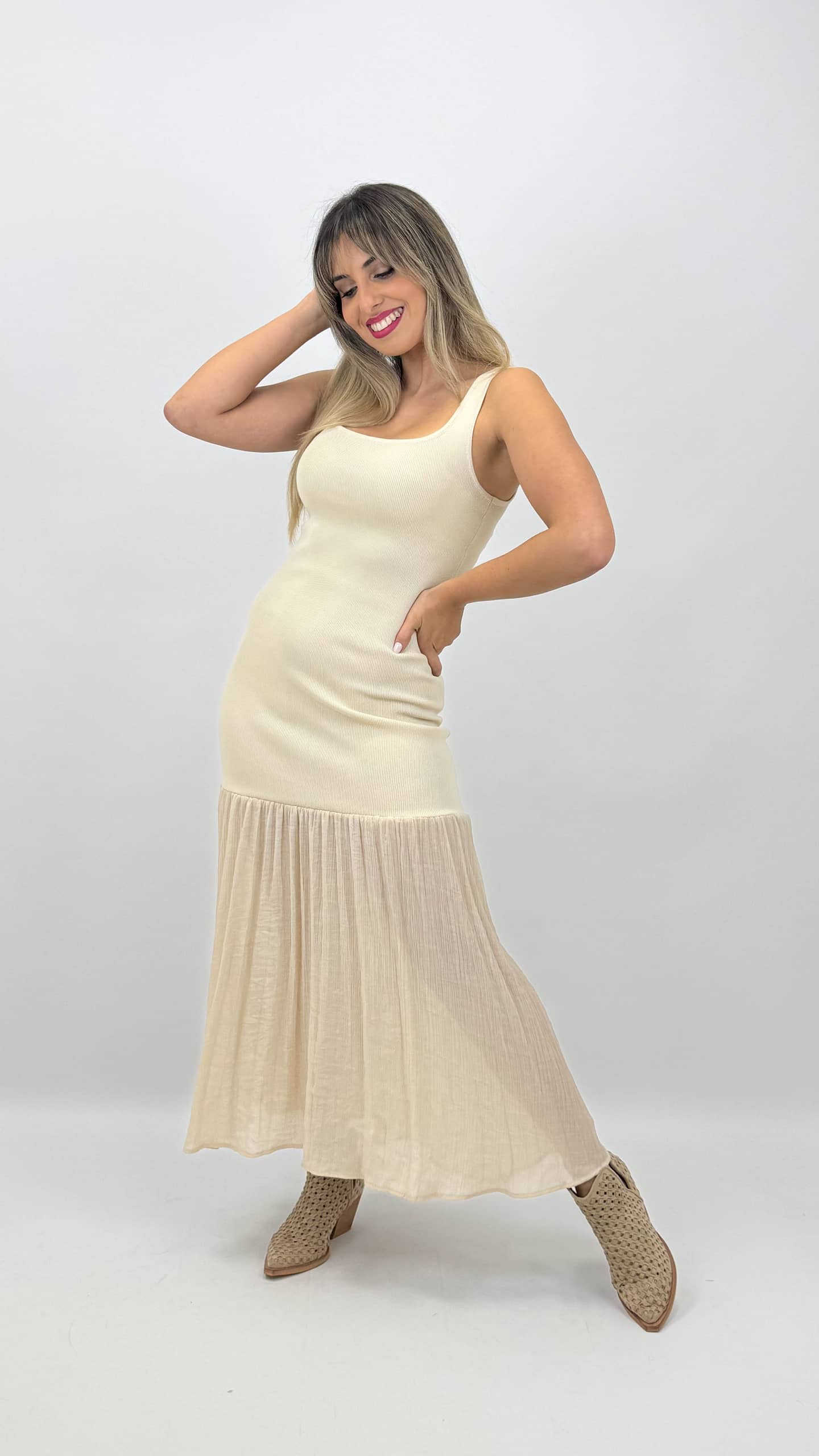 Vestido cavado malha bege com folho