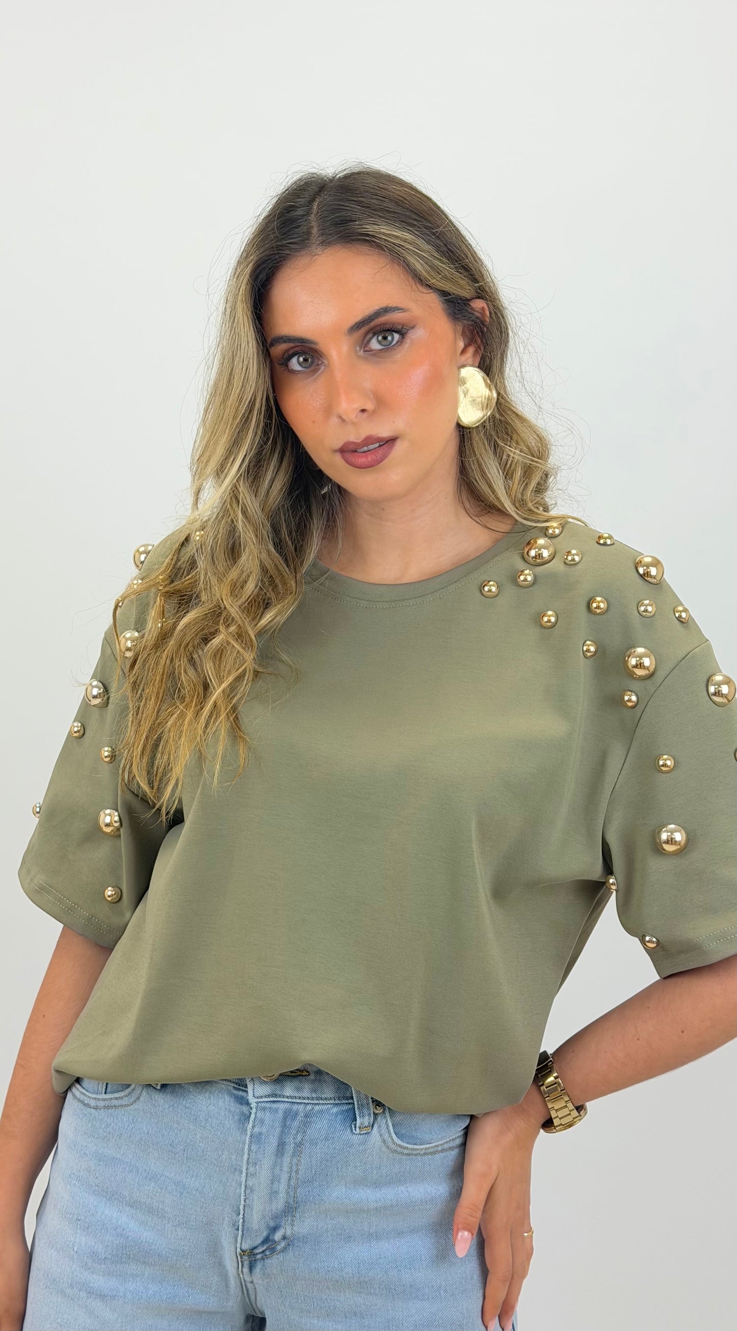 T-shirt verde-seco com bolas douradas