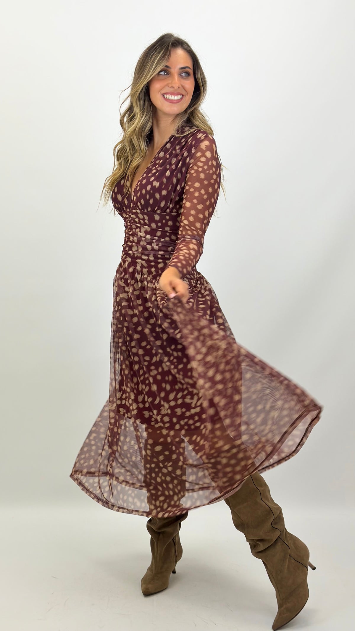 Vestido midi tecido elástico drapeado fundo bordeaux