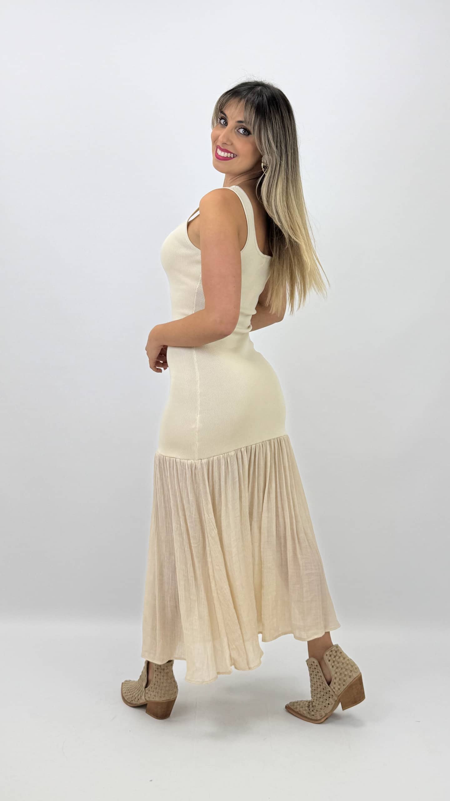 Vestido cavado malha bege com folho