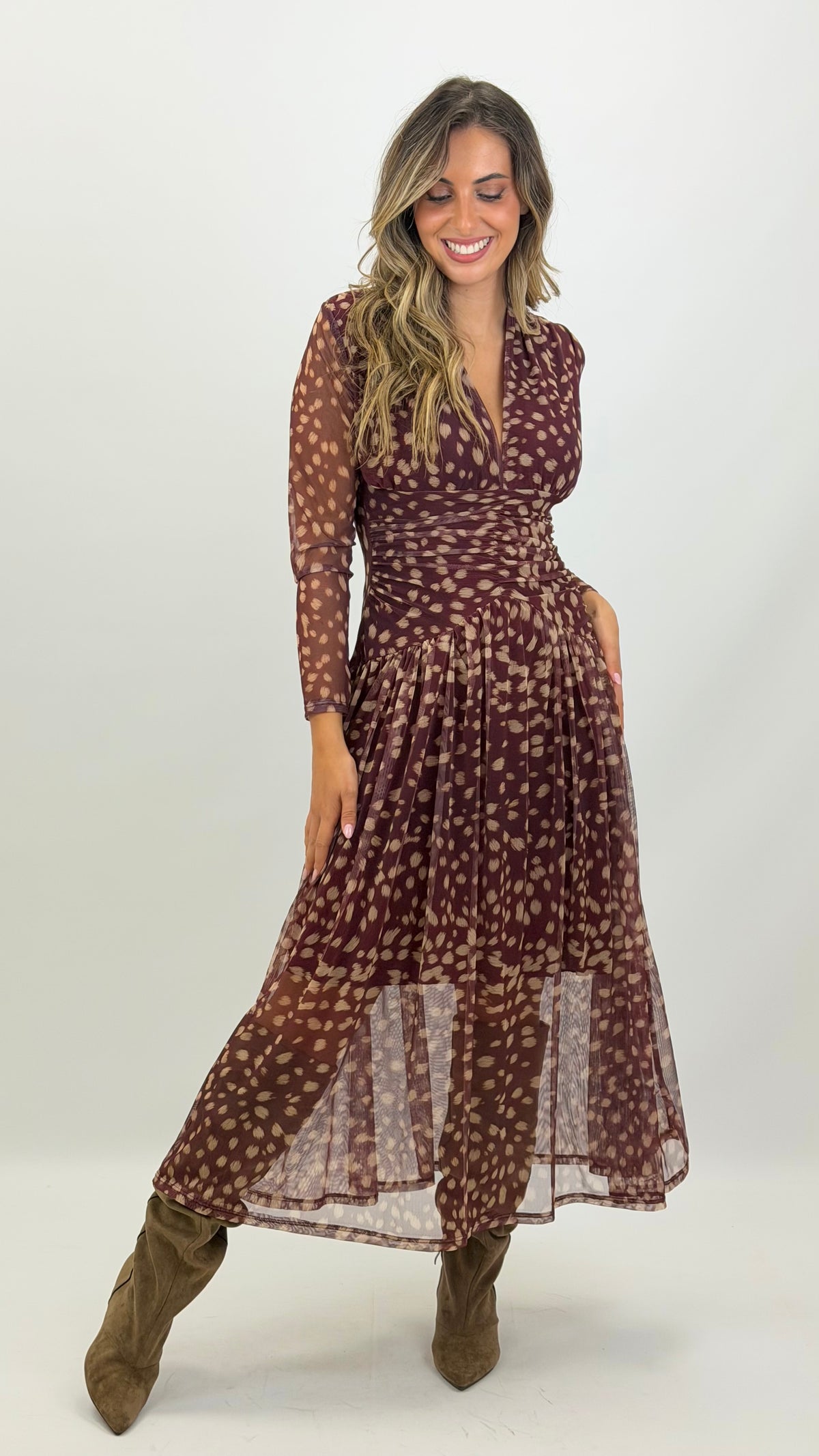 Vestido midi tecido elástico drapeado fundo bordeaux