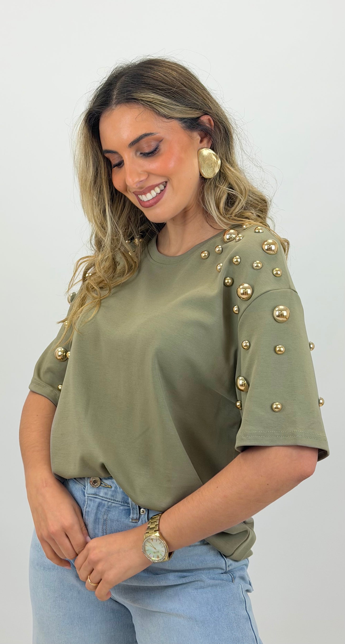 T-shirt verde-seco com bolas douradas