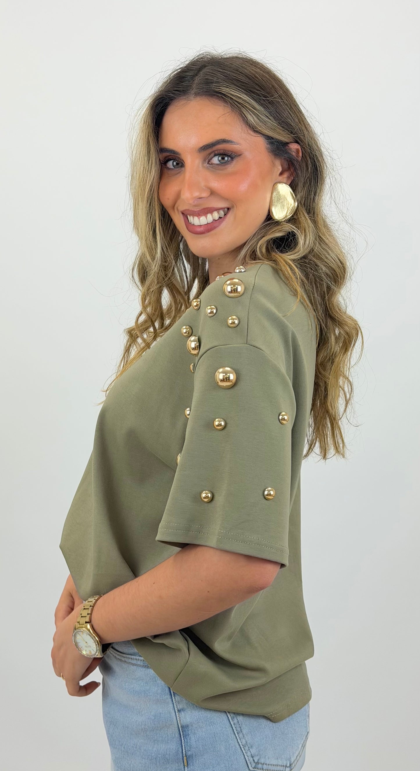 T-shirt verde-seco com bolas douradas