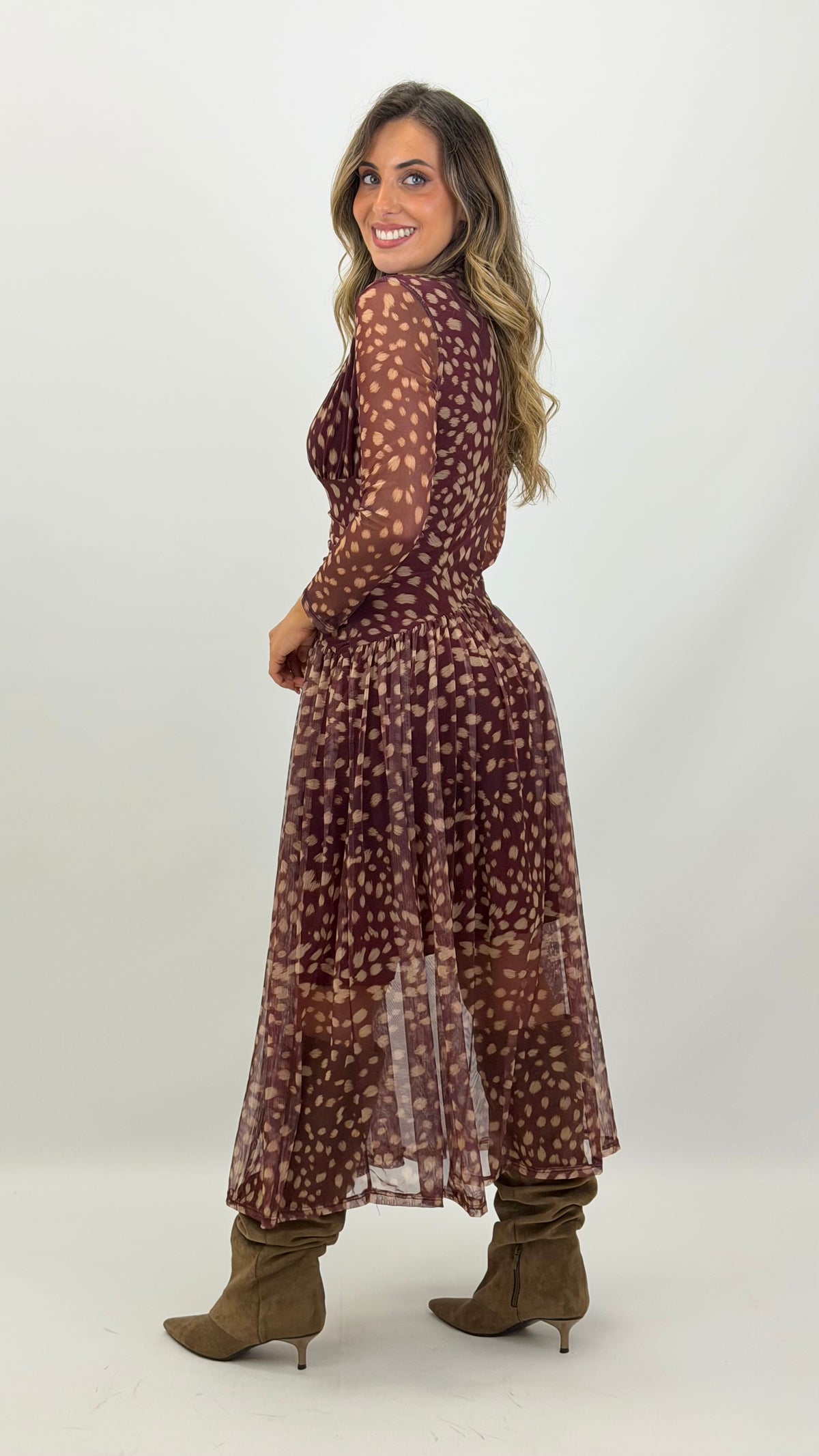 Vestido midi tecido elástico drapeado fundo bordeaux