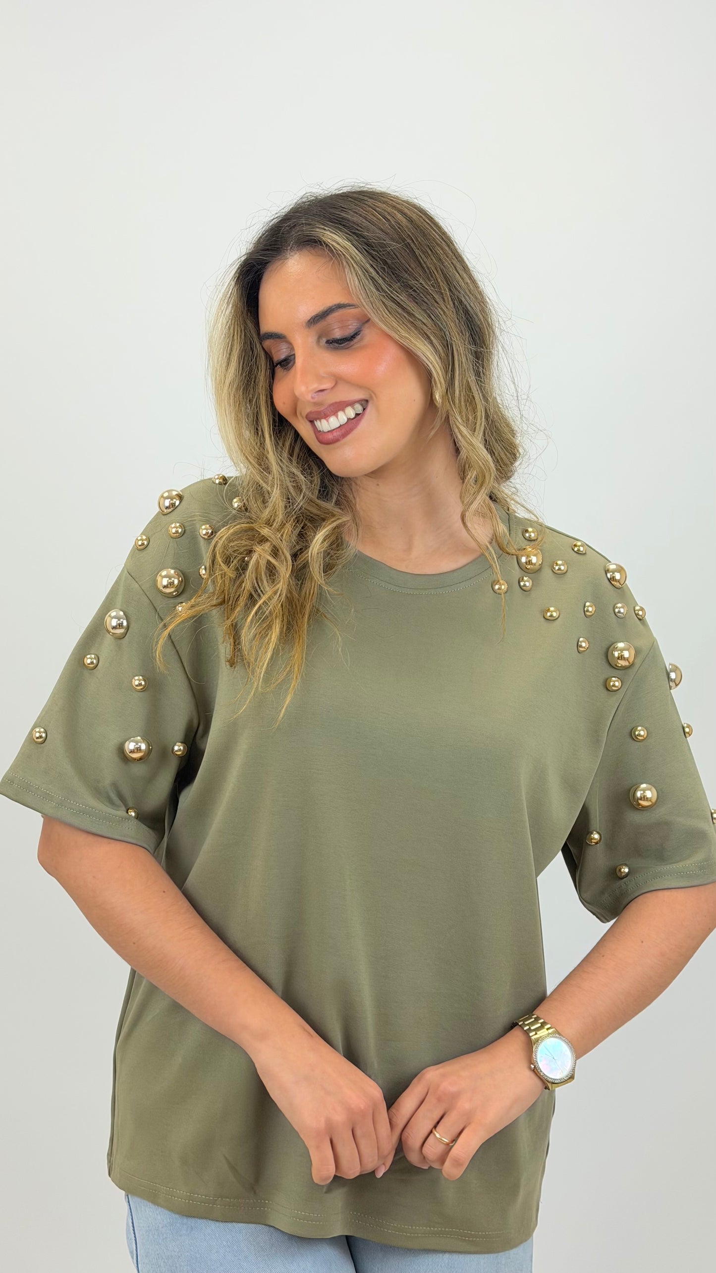 T-shirt verde-seco com bolas douradas
