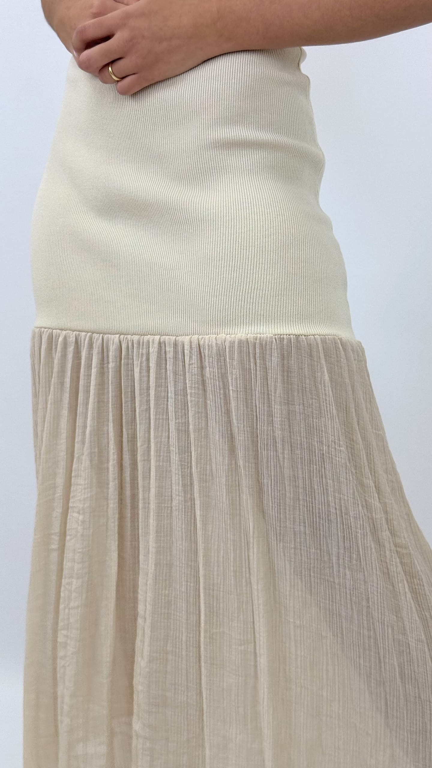 Vestido cavado malha bege com folho