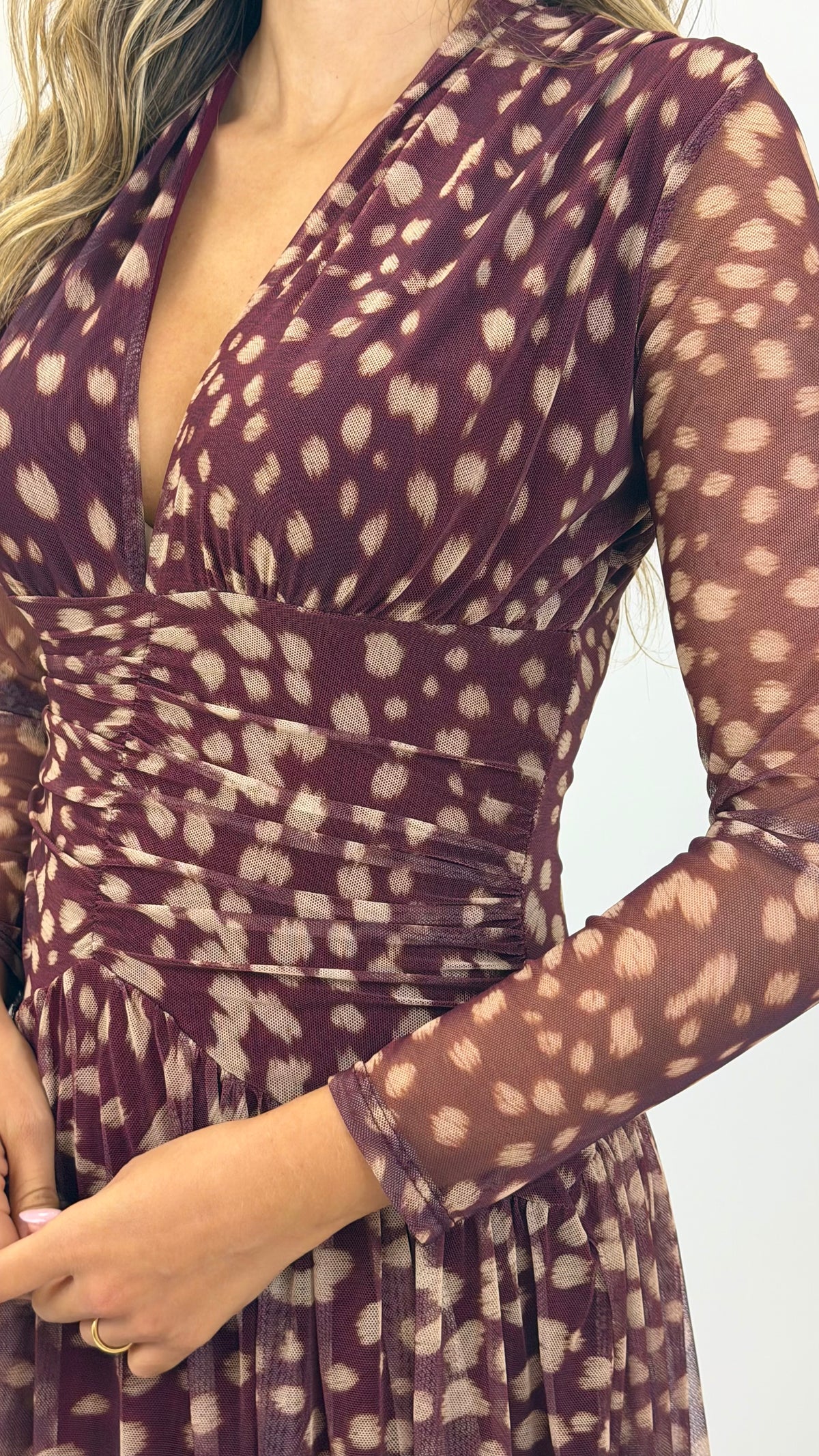 Vestido midi tecido elástico drapeado fundo bordeaux