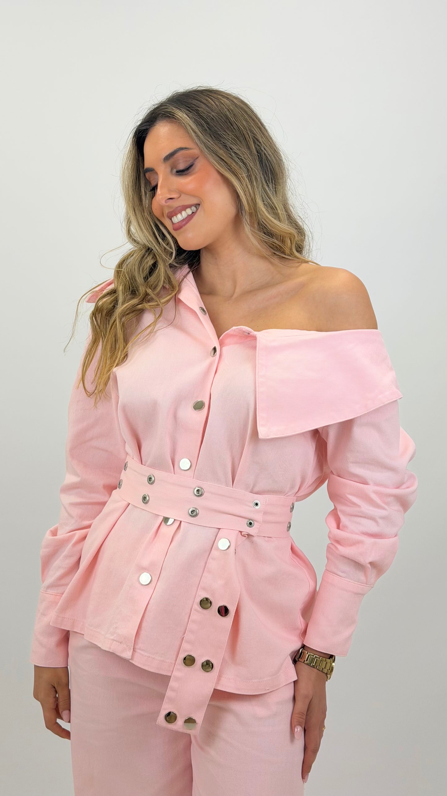 Conjunto casaco e calça assimétrico rosa-bebé