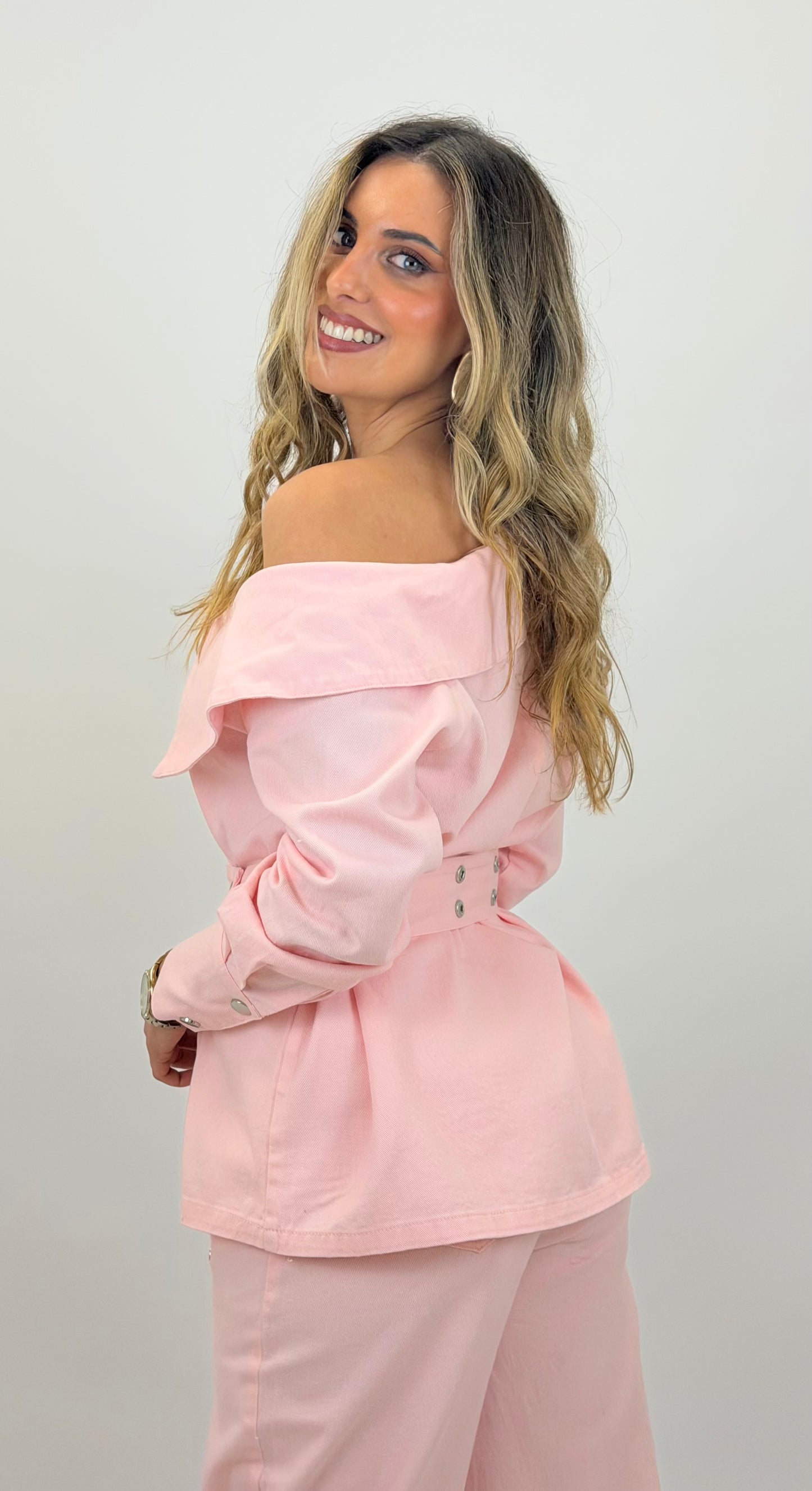 Conjunto casaco e calça assimétrico rosa-bebé