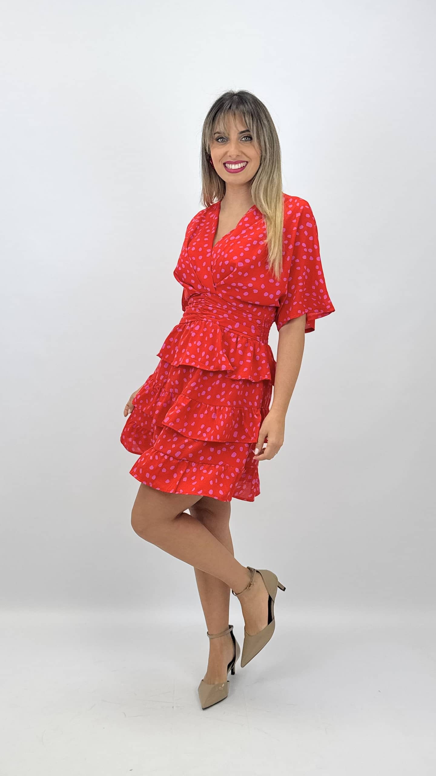 Vestido curto vermelho com pintinhas