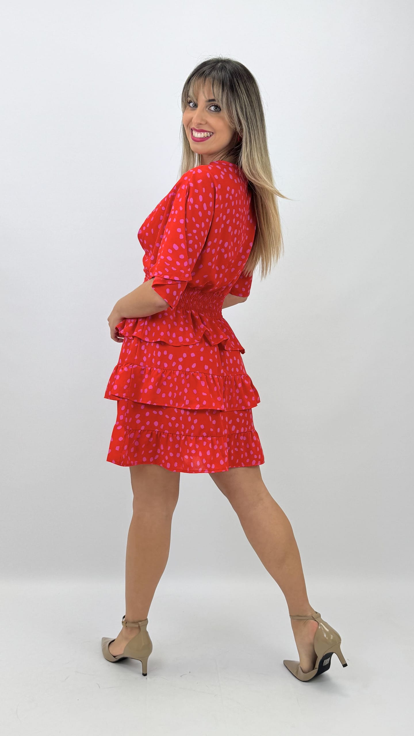 Vestido curto vermelho com pintinhas
