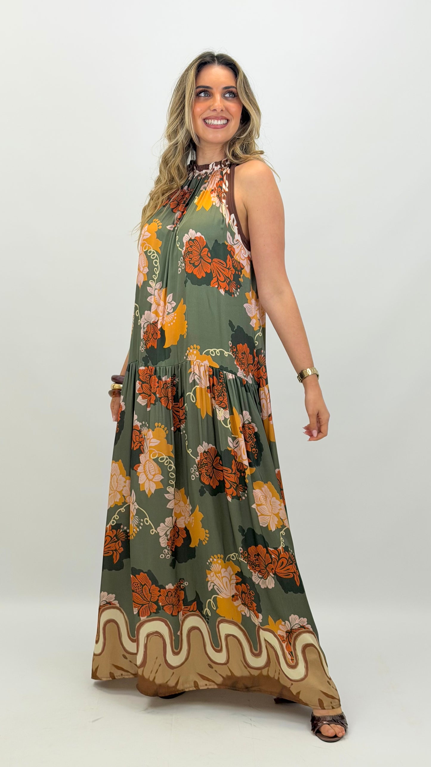 Vestido comprido fundo verde estampado floral