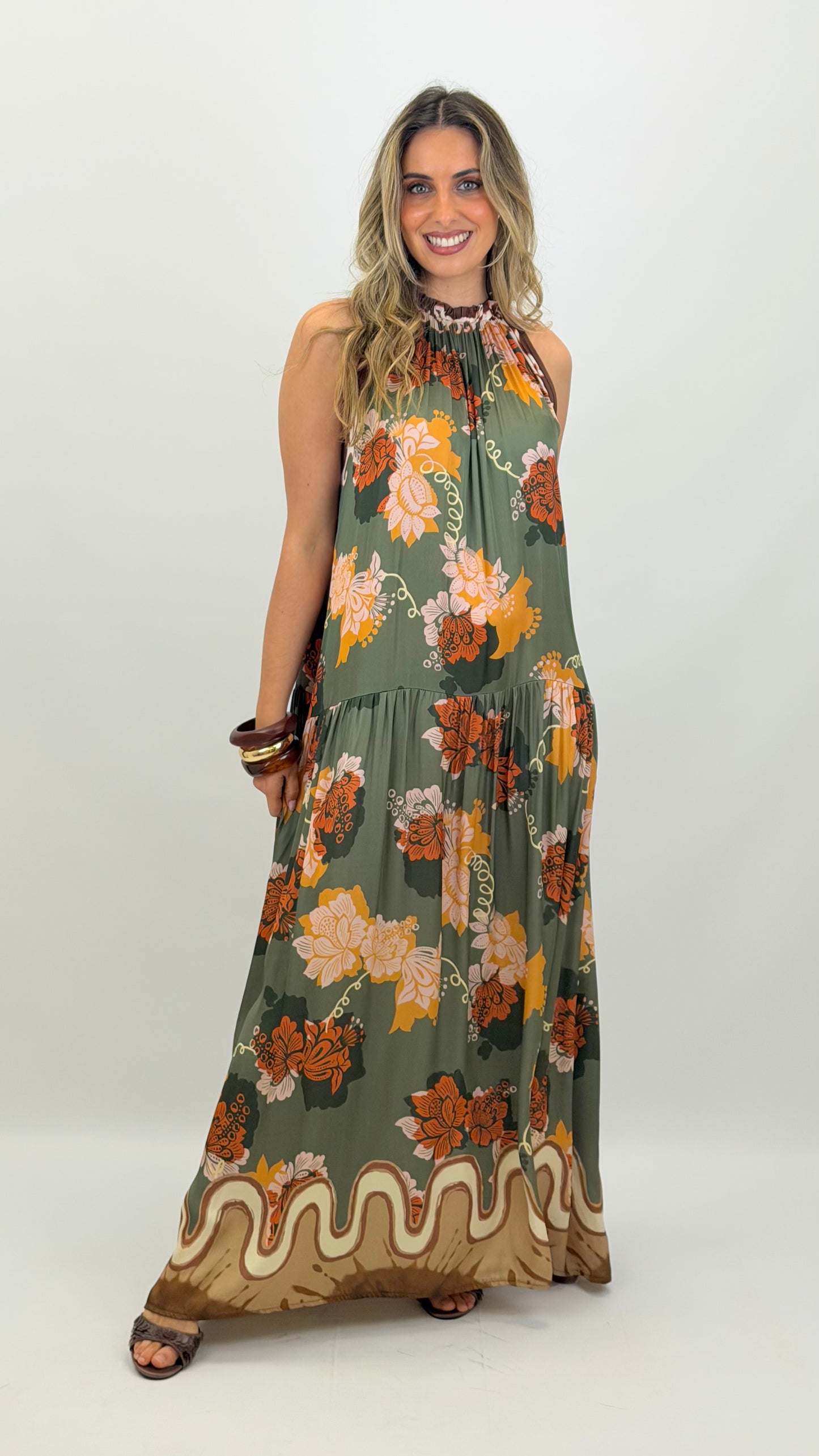 Vestido comprido fundo verde estampado floral
