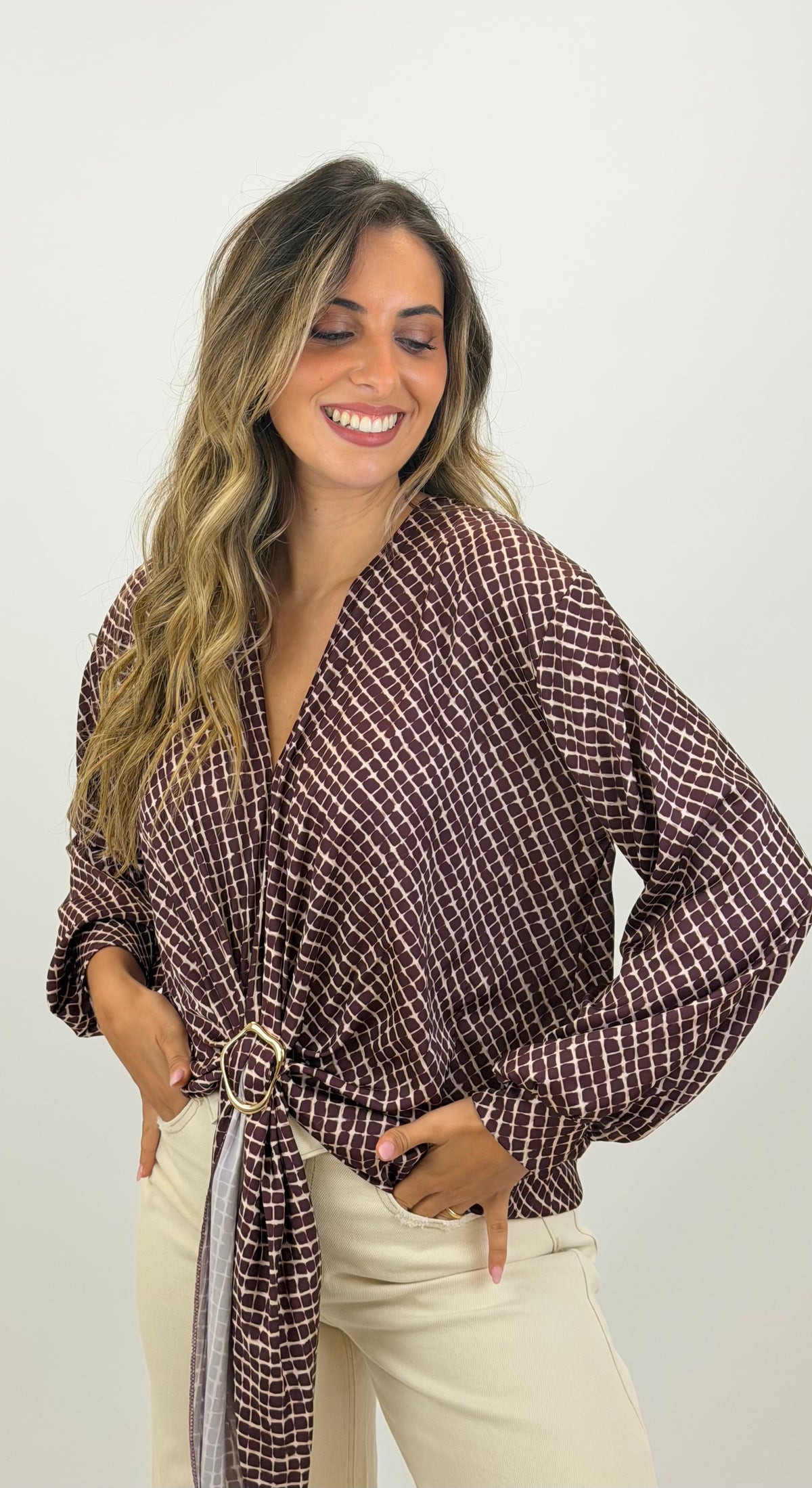 Blusa tons bordeaux e creme com aplique dourado